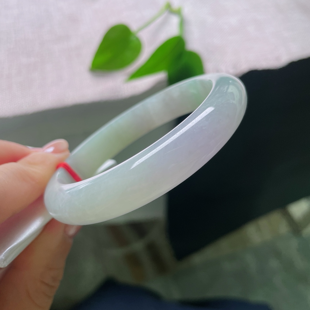 绿底正圈，有纹，腕间藏一抹浅春，紫绿浅浅交织，把东方玉石独有的温柔氛围感娓娓道来。ss57744a