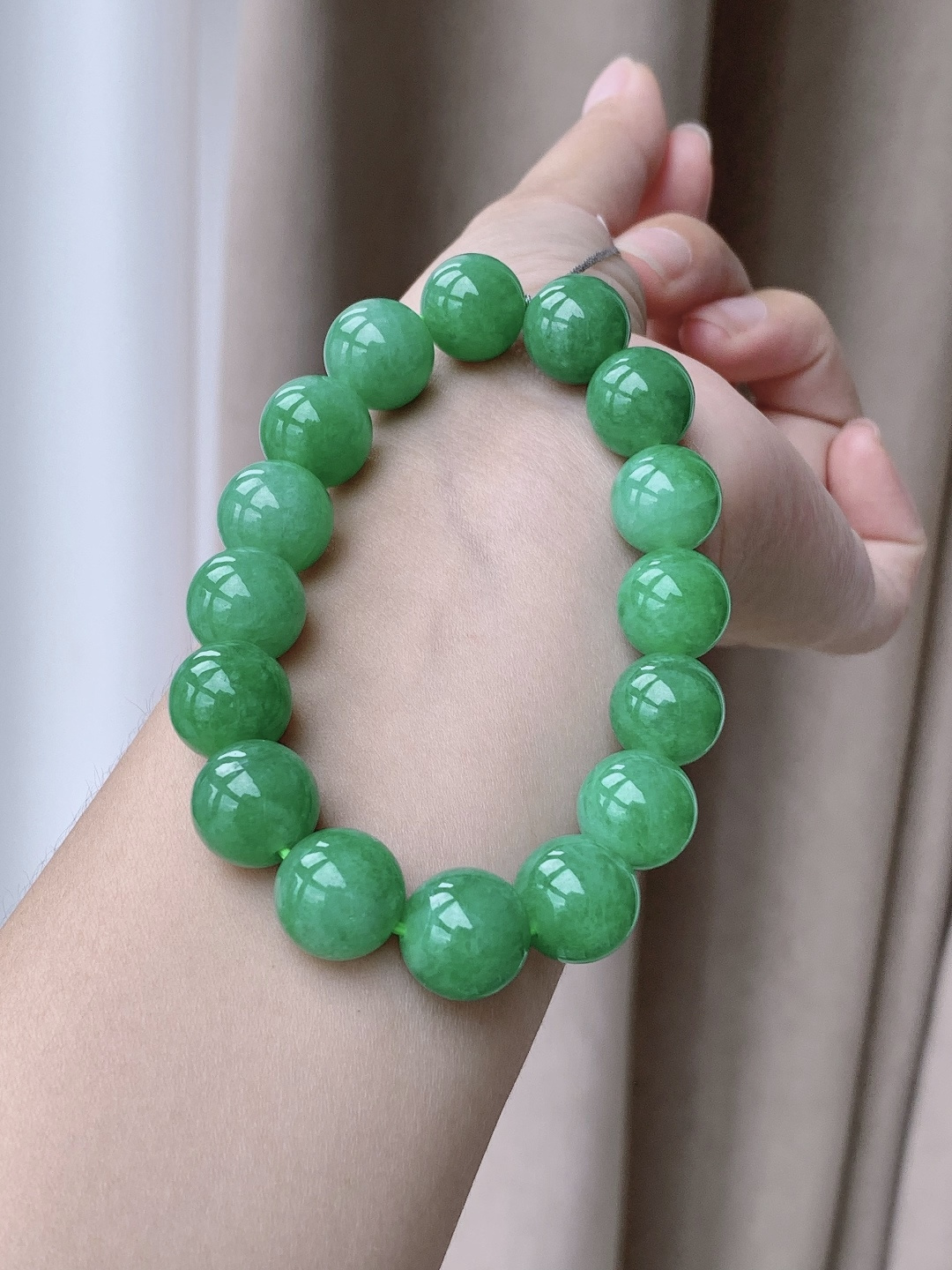 珠子冰阳绿手串圆珠珠子手串,性比高,满色满绿,尺寸12.9-12.7mm,重量63.7克