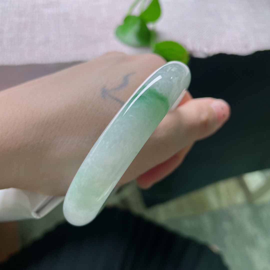 飘花正圈，晶体纹，玉质温润细腻，一截浓郁鲜翠的绿花点缀镯身，零星细绿丝轻绕其间，衬得格外鲜活亮眼，上手清爽雅致，ss50190a