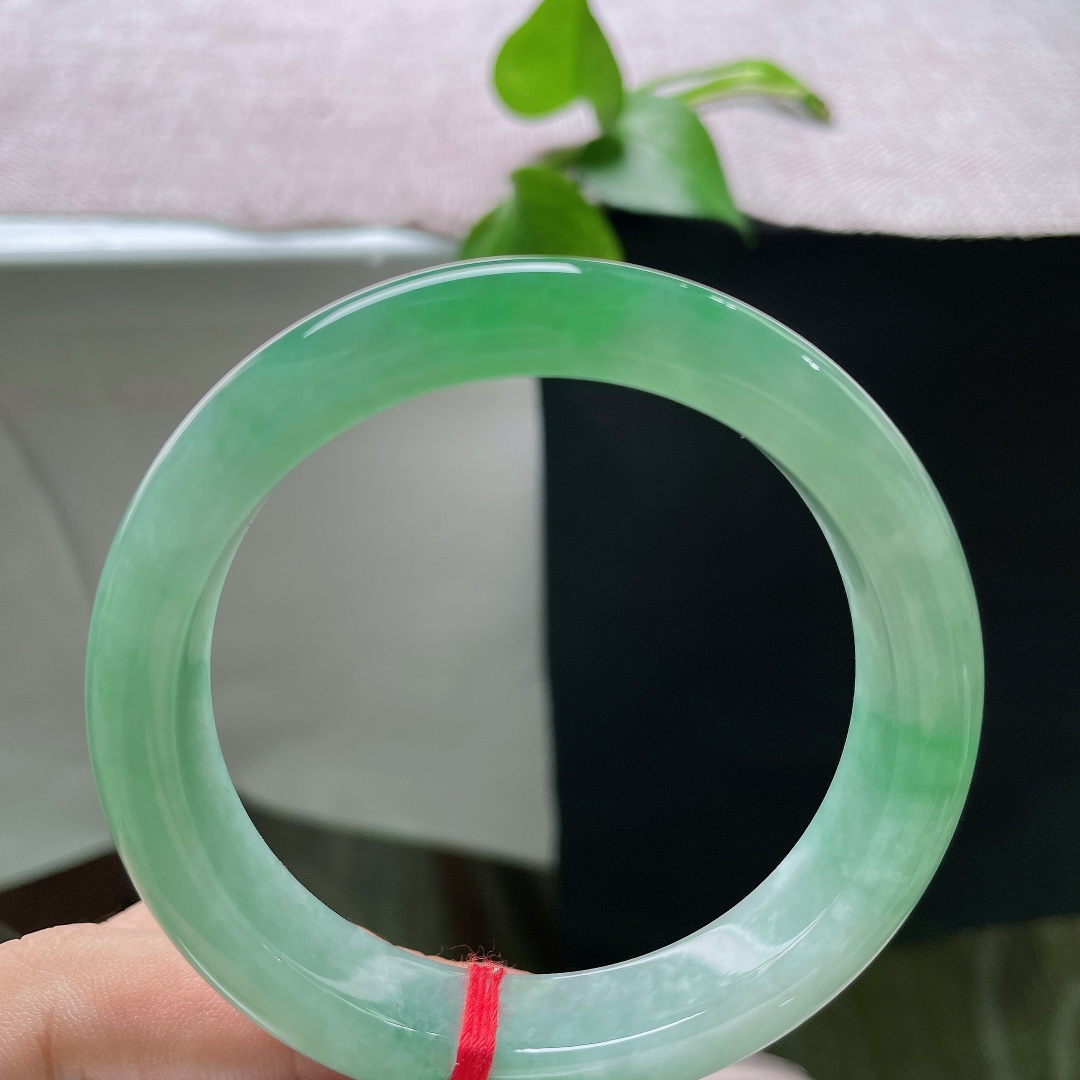 56/12.2/8.2，满色正圈，无裂，通体鲜翠通透起莹，盈盈光泽衬得华贵大气。ss56180a