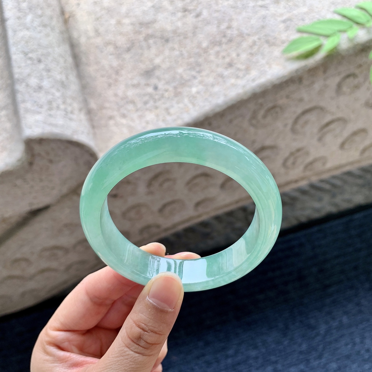 正圈55 56,圈口56.4/14.2/8.3,编码WW082866,描述冰糯满绿，水润，种老，细腻，无裂