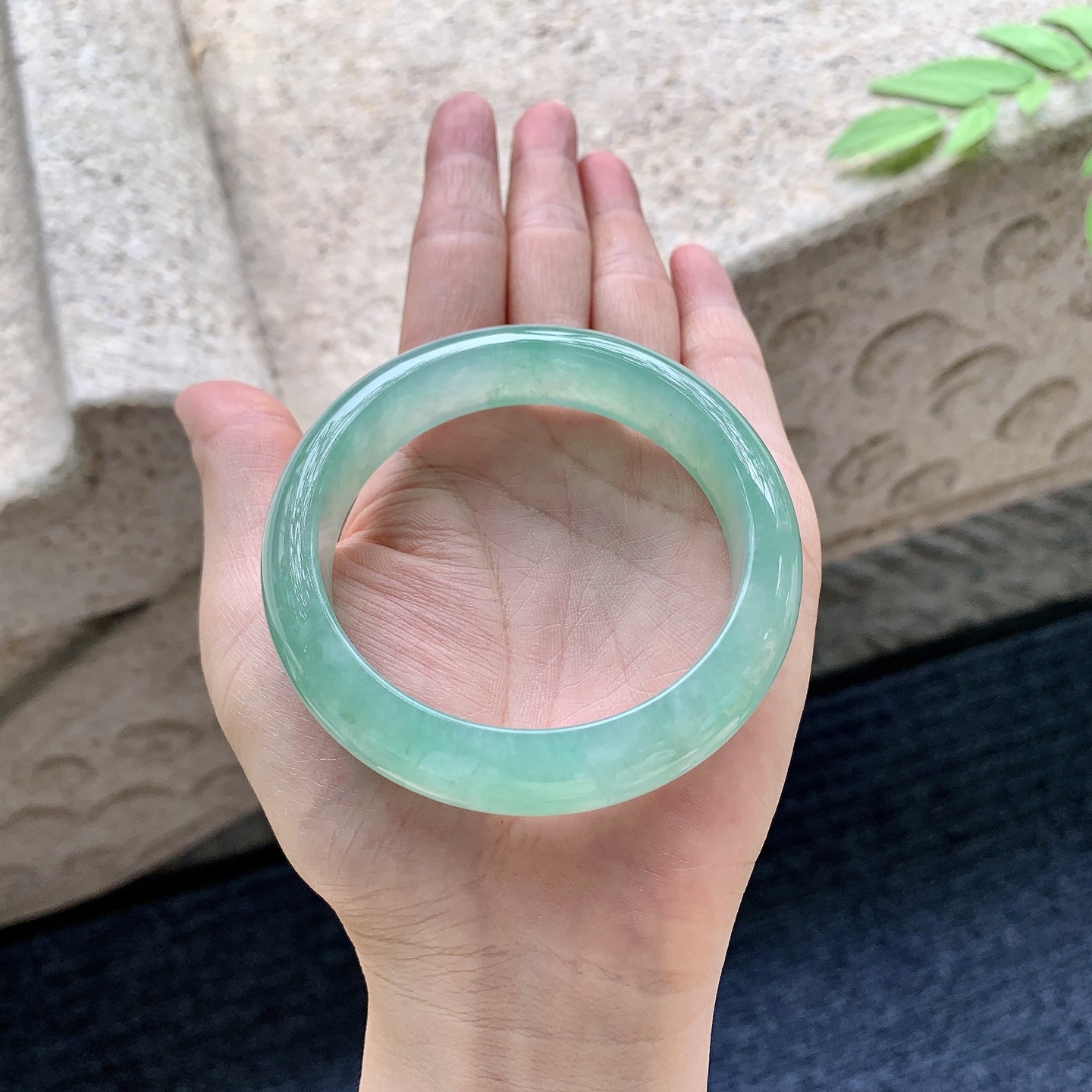 正圈55 56,圈口56.4/14.2/8.3,编码WW082866,描述冰糯满绿，水润，种老，细腻，无裂