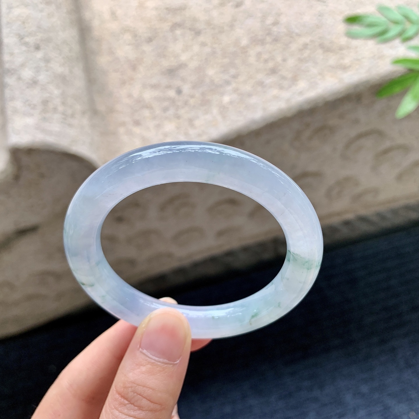 圆条49 50,圈口50.3/9.7/9.3,编码B2082776,糯冰飘花，水润，种老，细腻，有纹线