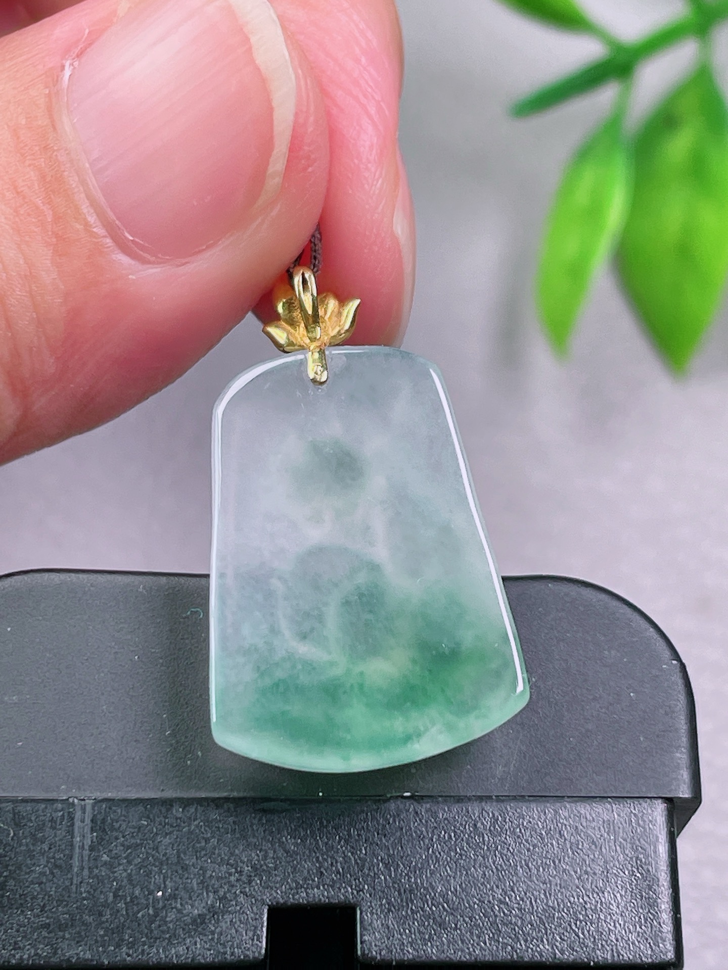 18k荷花牌，无裂，冰透水润，小精品，起荧光，尺寸：23-16.8-5