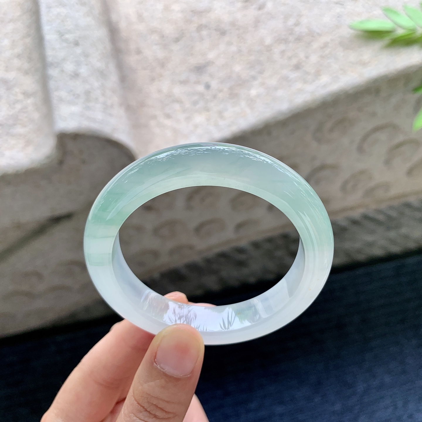 正圈52 53,圈口53.7/12/8.4,编码BA082880,描述冰糯飘绿，水润，种老，细腻，无裂