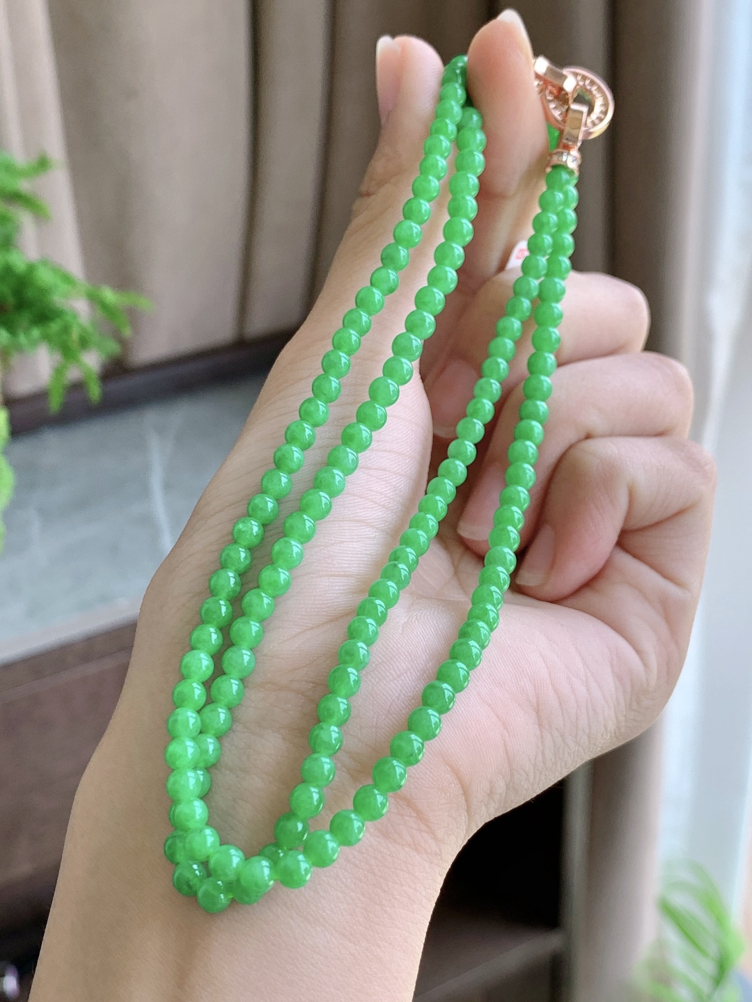 珠子冰阳绿珠链满绿圆珠子珠链,说明缅料性比高满色,尺寸4-3.7mm，28cm,重量17.6克