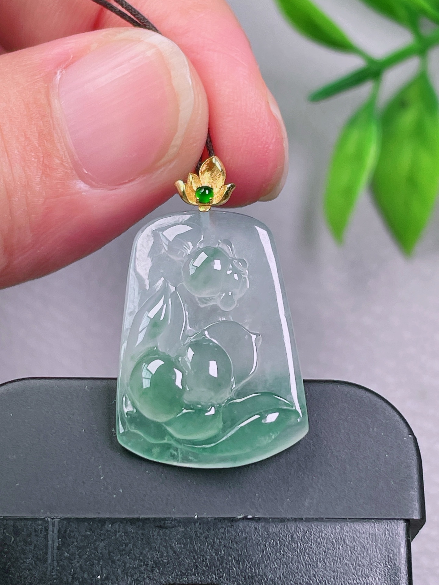 18k荷花牌，无裂，冰透水润，小精品，起荧光，尺寸：23-16.8-5