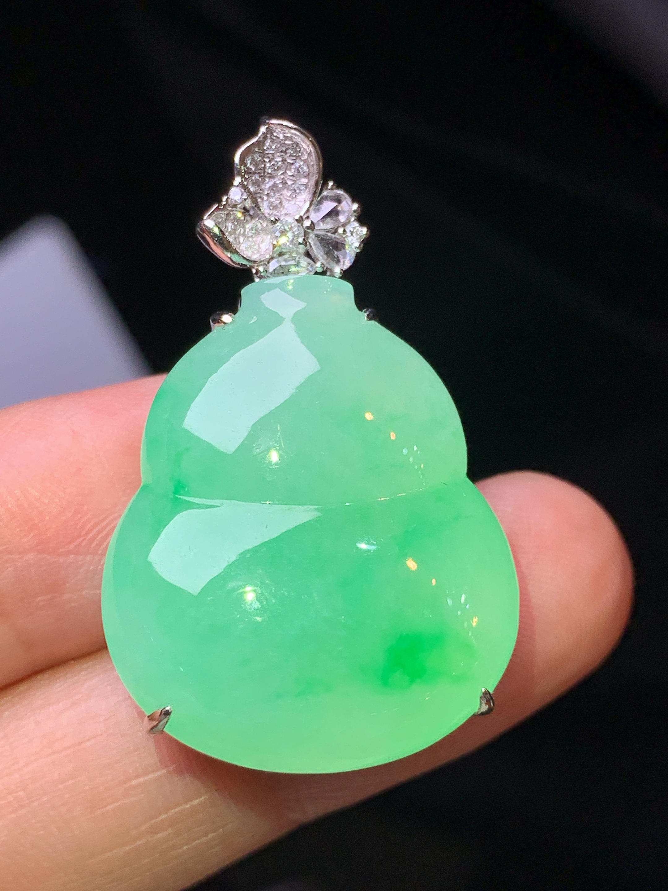 18k金钻镶嵌阳绿葫芦吊坠 玉质细腻 色泽艳丽清新 水润亮眼 整体尺寸35*21.6*10.3 f1