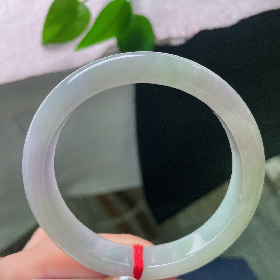 绿底正圈，有纹，腕间藏一抹浅春，紫绿浅浅交织，把东方玉石独有的温柔氛围感娓娓道来。ss57744a
