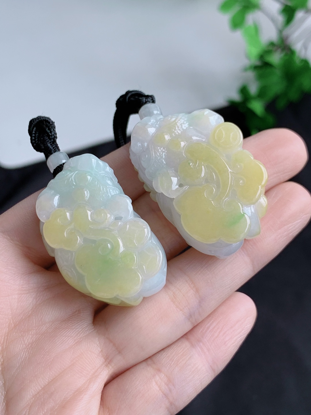 冰黄加绿貔貅一对吊坠,缅料,性比高,超厚,尺寸39.2-23.5-13,39.3-27-13.3,重量29.4克,33.2克