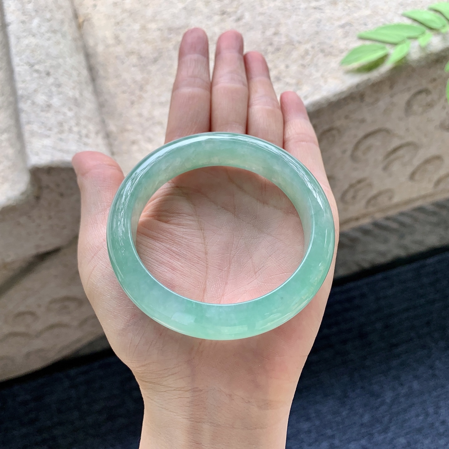 正圈55 56,圈口56.4/14.2/8.3,编码WW082866,描述冰糯满绿，水润，种老，细腻