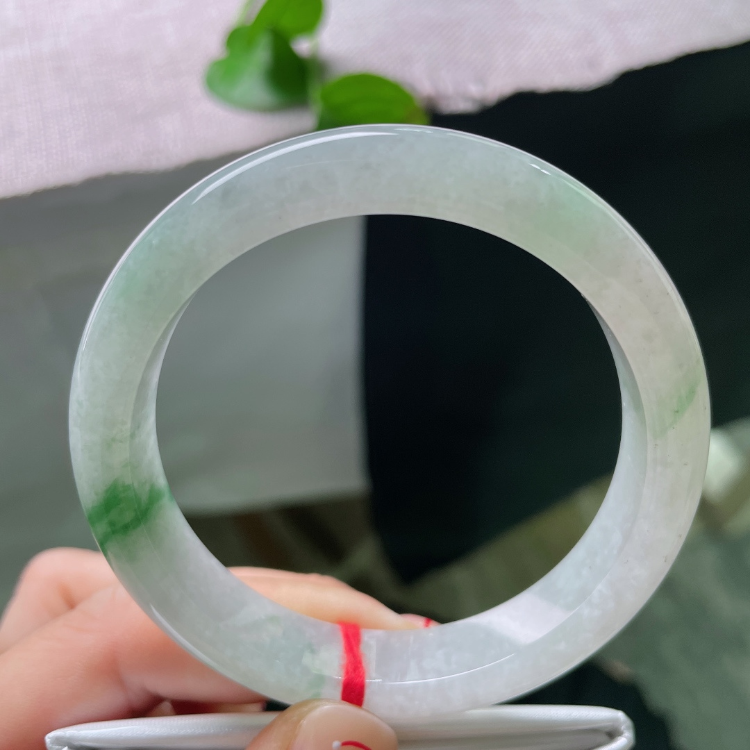 飘花正圈，晶体纹，玉质温润细腻，一截浓郁鲜翠的绿花点缀镯身，零星细绿丝轻绕其间，衬得格外鲜活亮眼，上手清爽雅致，ss50190a