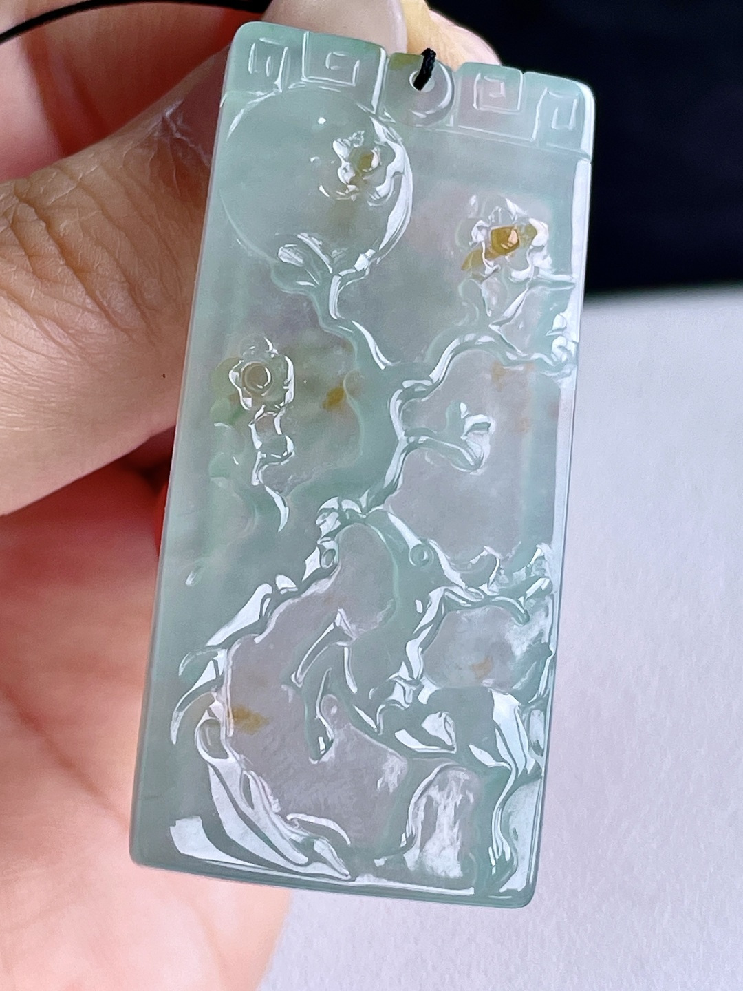 冰晴绿鹿牌飘黄翡一路繁花吊坠,无裂,性比高,尺寸50.7-24-4.3,重量14.4克