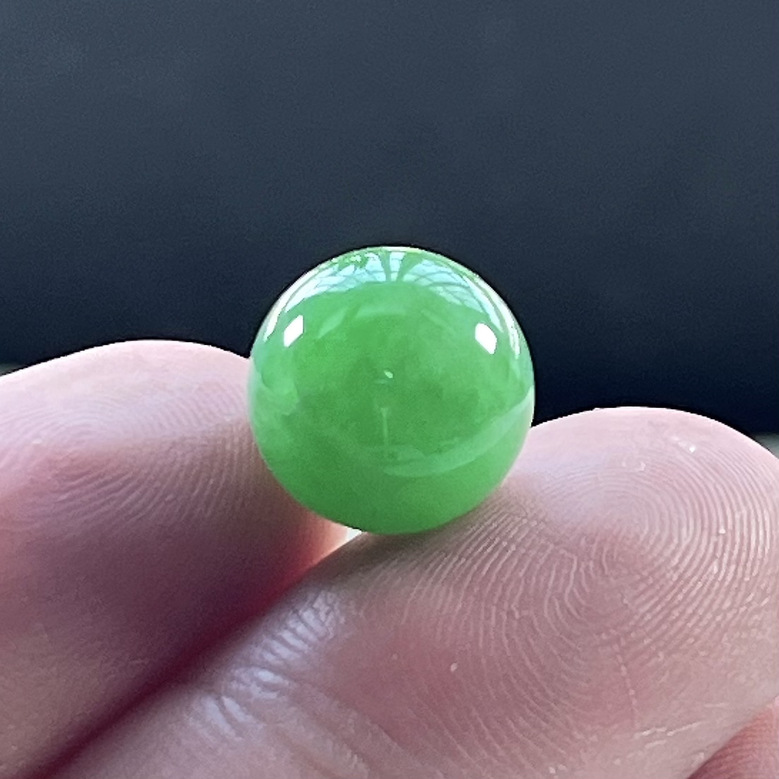 缅甸天然翡翠A货，卡11.8冰润满绿阳绿圆珠单珠一颗（轻微小细纹），尺寸：11.8mm/1颗，重量：2.91g(己打孔)