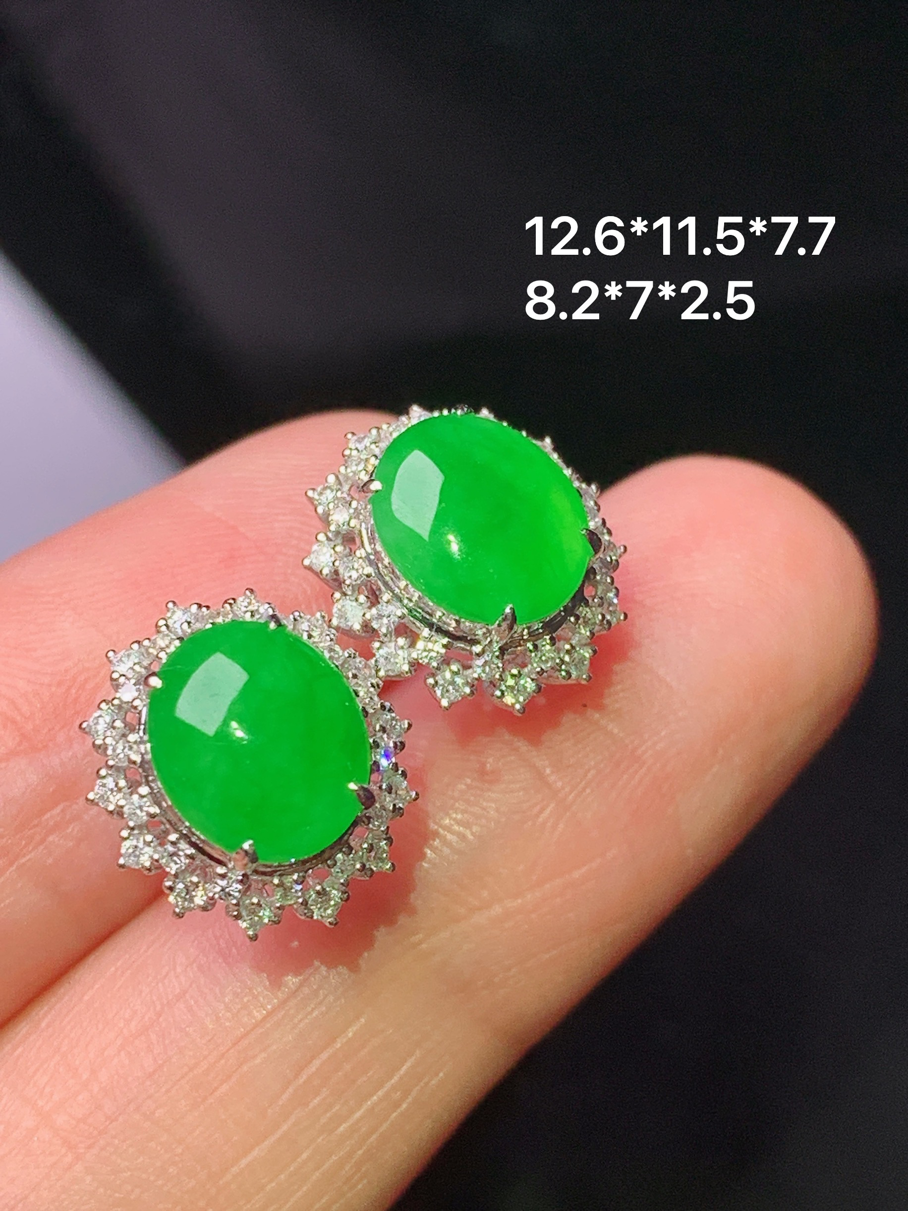 18k金钻镶嵌阳绿蛋面耳钉 玉质细腻 色泽艳丽清新 水润亮眼 整体尺寸12.6*11.5*7.7 L1