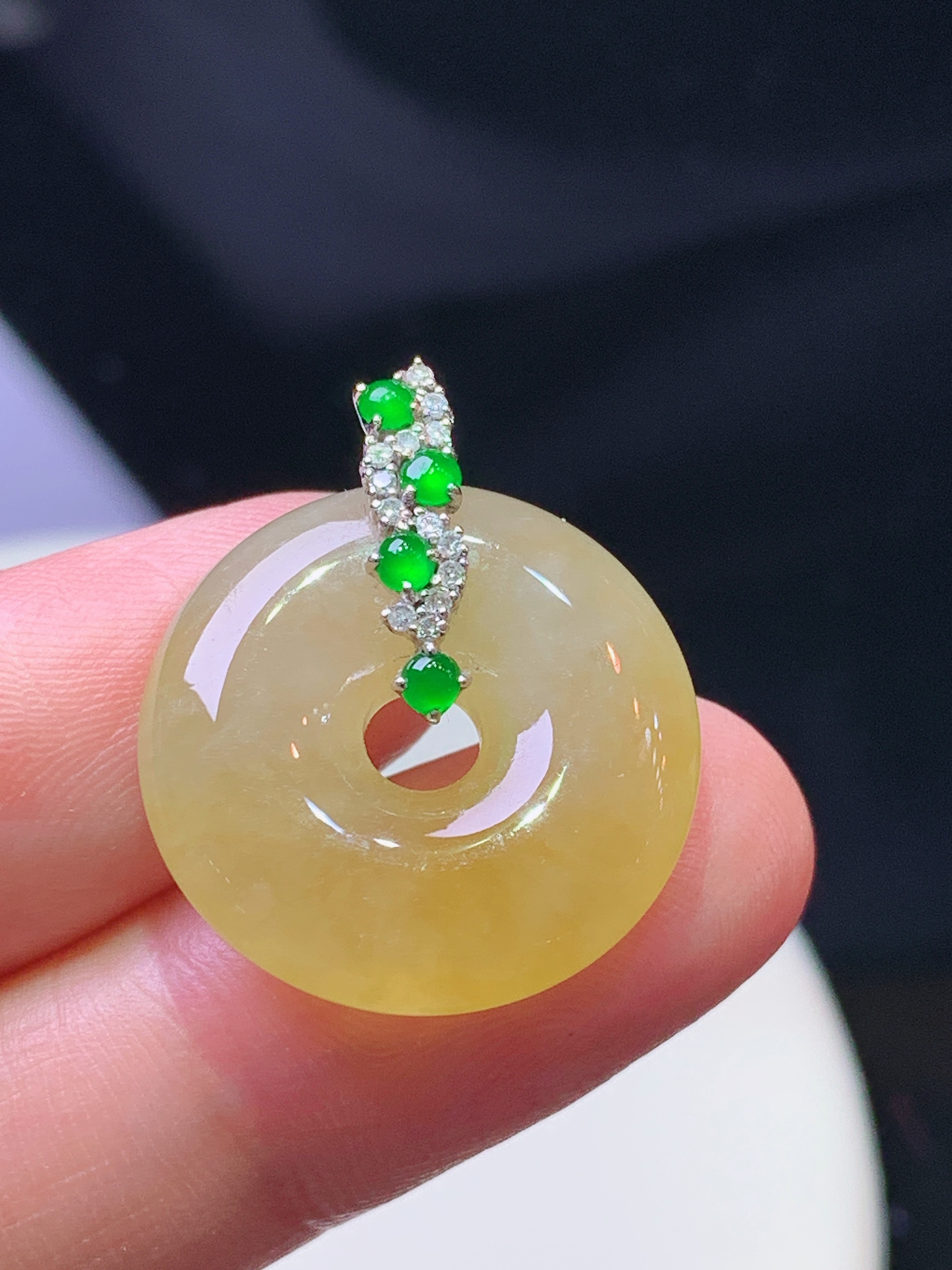 18k金钻镶嵌黄翡平安扣吊坠 玉质细腻 色泽艳丽清新 水润亮眼 整体尺寸24.3*20.5*5.5 