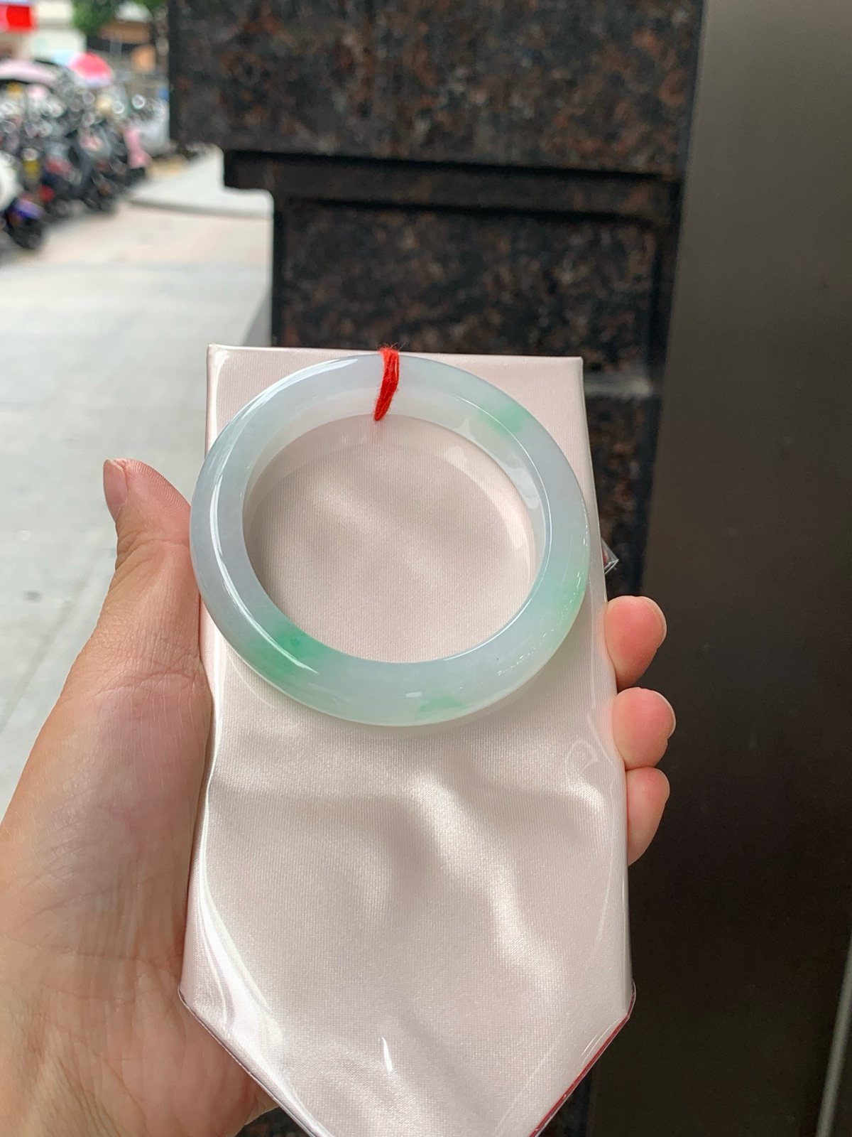 55.2-12.1-9
经典永不过时的白底青，白底细润干净，色阳种细，上手显白提气色，性价比之选。