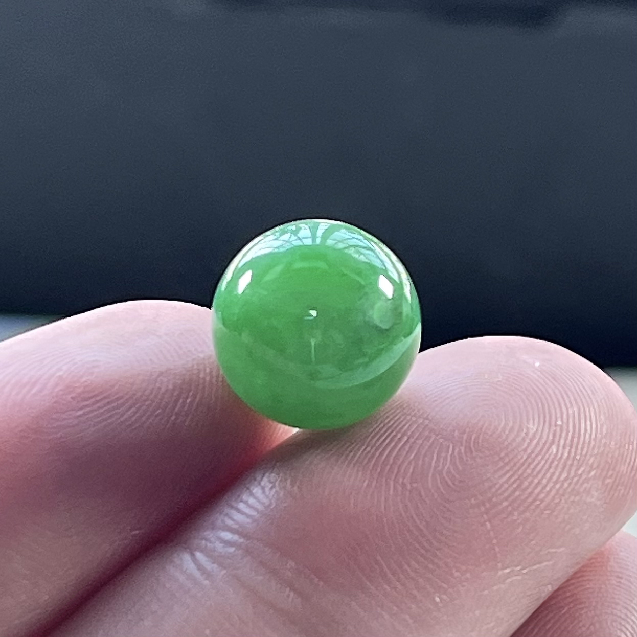 缅甸天然翡翠A货，卡11.8冰润满绿阳绿圆珠单珠一颗（轻微小细纹），尺寸：11.8mm/1颗，重量：2.91g(己打孔)