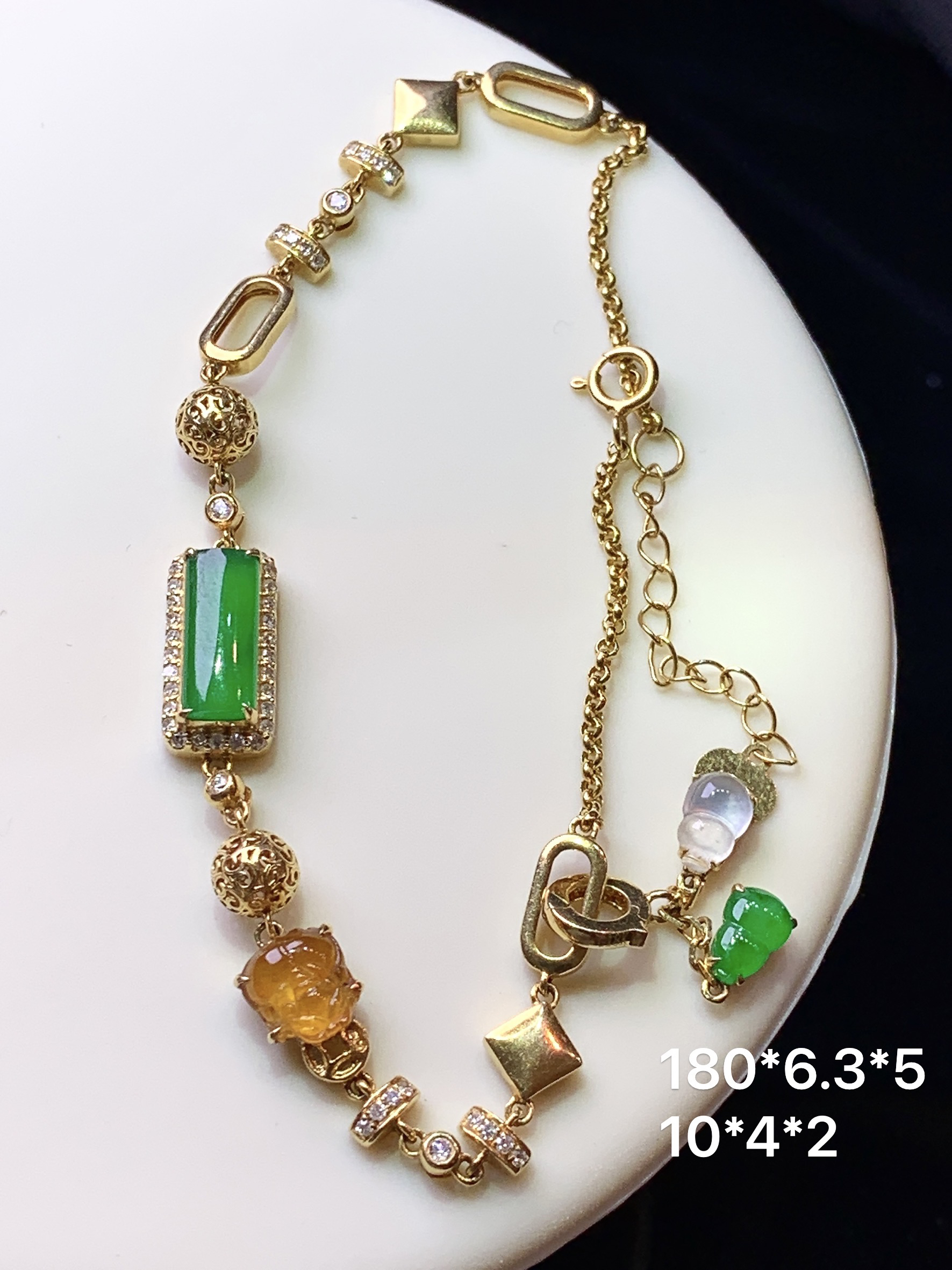 18k金钻镶嵌阳绿玉柱手链 玉质细腻 色泽艳丽清新 水润亮眼 整体尺寸180*6.3*5 L3