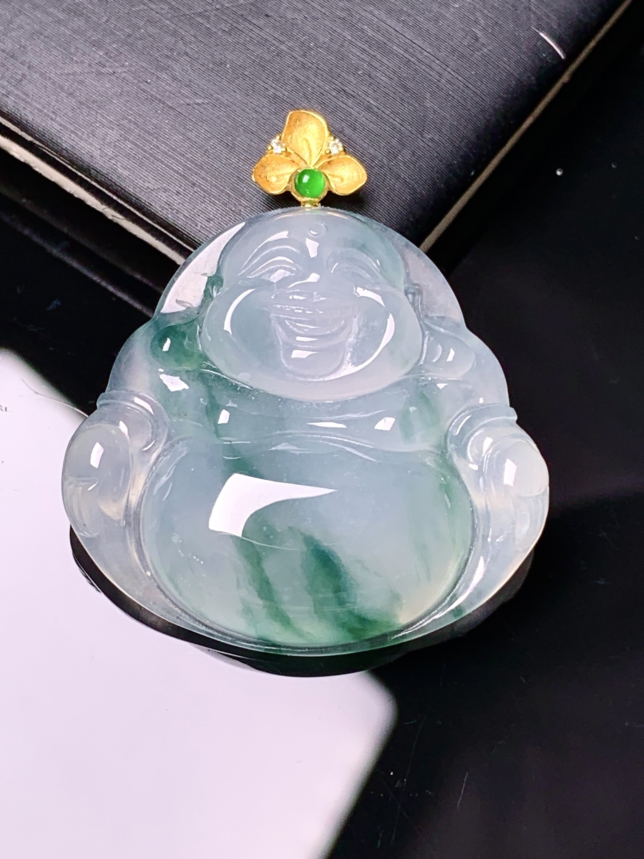18k金镶嵌飘绿佛公吊坠 玉质细腻 色泽艳丽清新 水润亮眼 整体尺寸33.5*29.3*6 h3