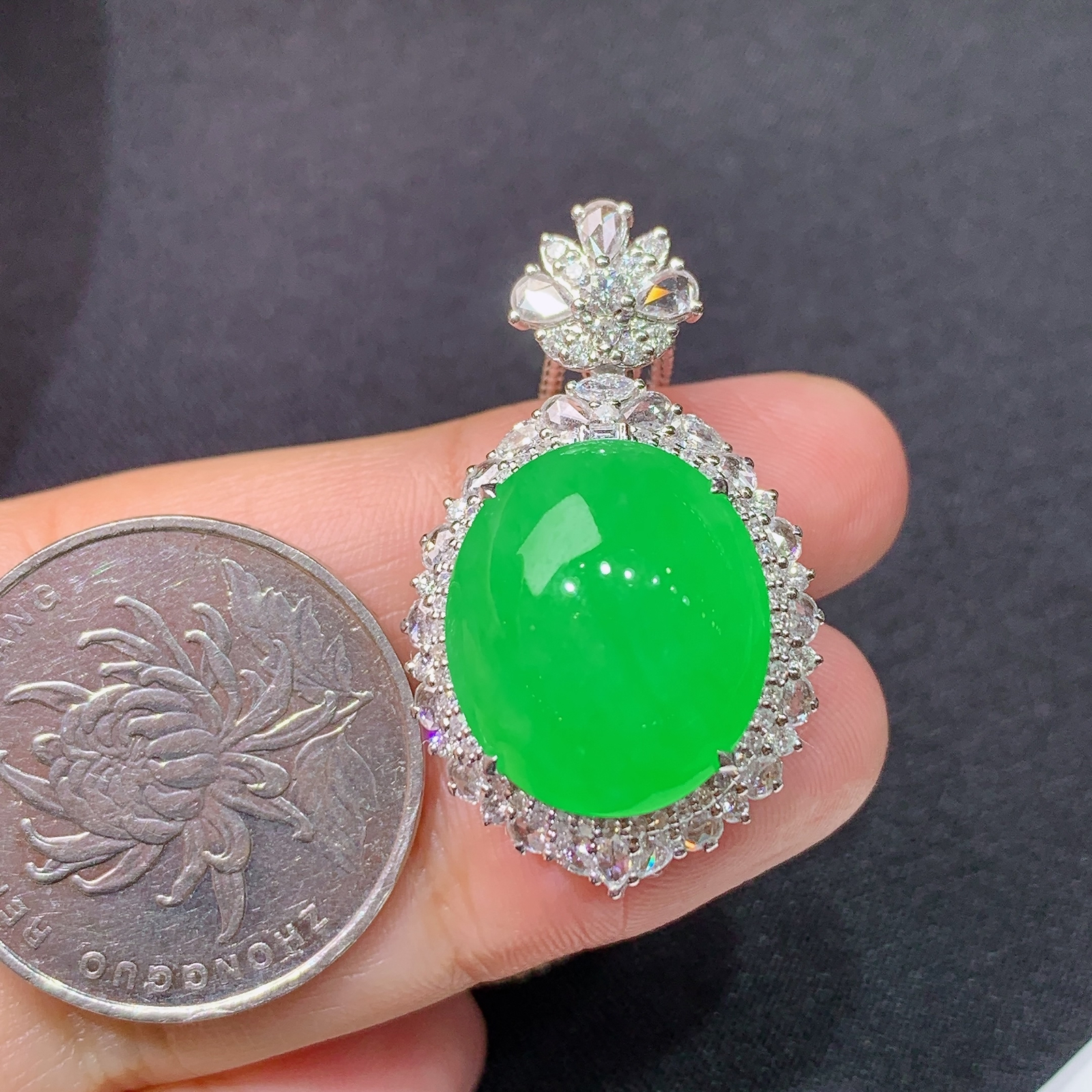 冰阳绿蛋面吊坠，18k金镶嵌，冰润饱满，玉质细腻，种水足，Rj 尺寸32.9*19.8*14.3