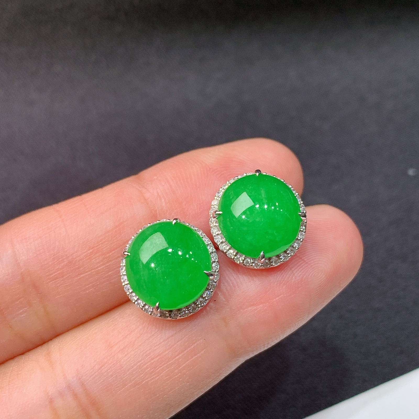 阳绿蛋面耳钉，18k金镶嵌，简约时尚，冰润细腻，种水足，Jc 尺寸10.4*10.2*4.6