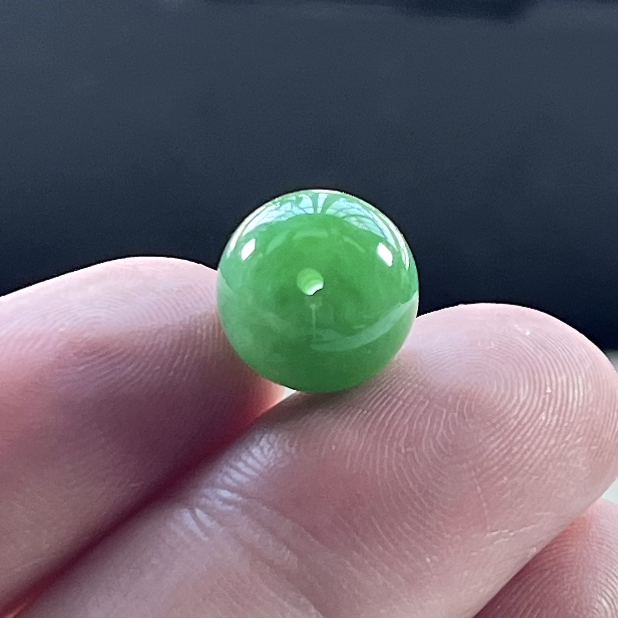 缅甸天然翡翠A货，卡11.8冰润满绿阳绿圆珠单珠一颗（轻微小细纹），尺寸：11.8mm/1颗，重量：2.91g(己打孔)