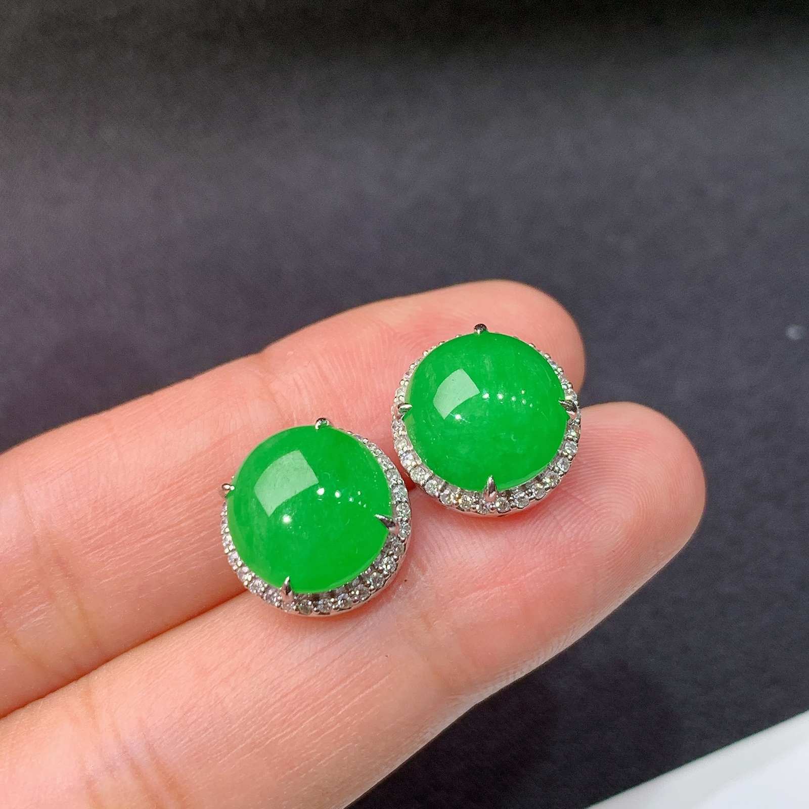 阳绿蛋面耳钉，18k金镶嵌，简约时尚，冰润细腻，种水足，Jc 尺寸10.4*10.2*4.6