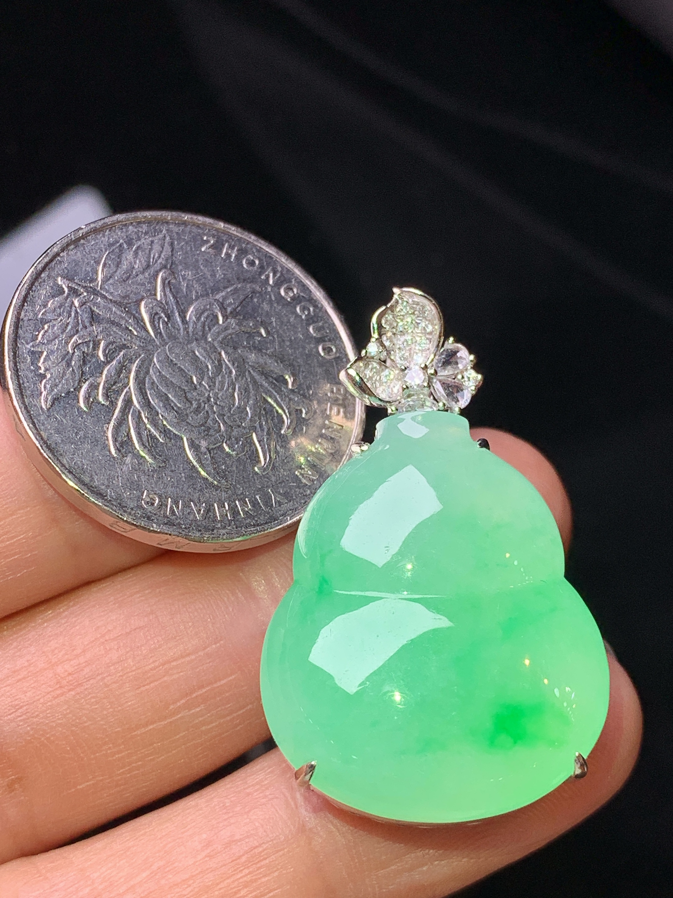 18k金钻镶嵌阳绿葫芦吊坠 玉质细腻 色泽艳丽清新 水润亮眼 整体尺寸35*21.6*10.3 f1
