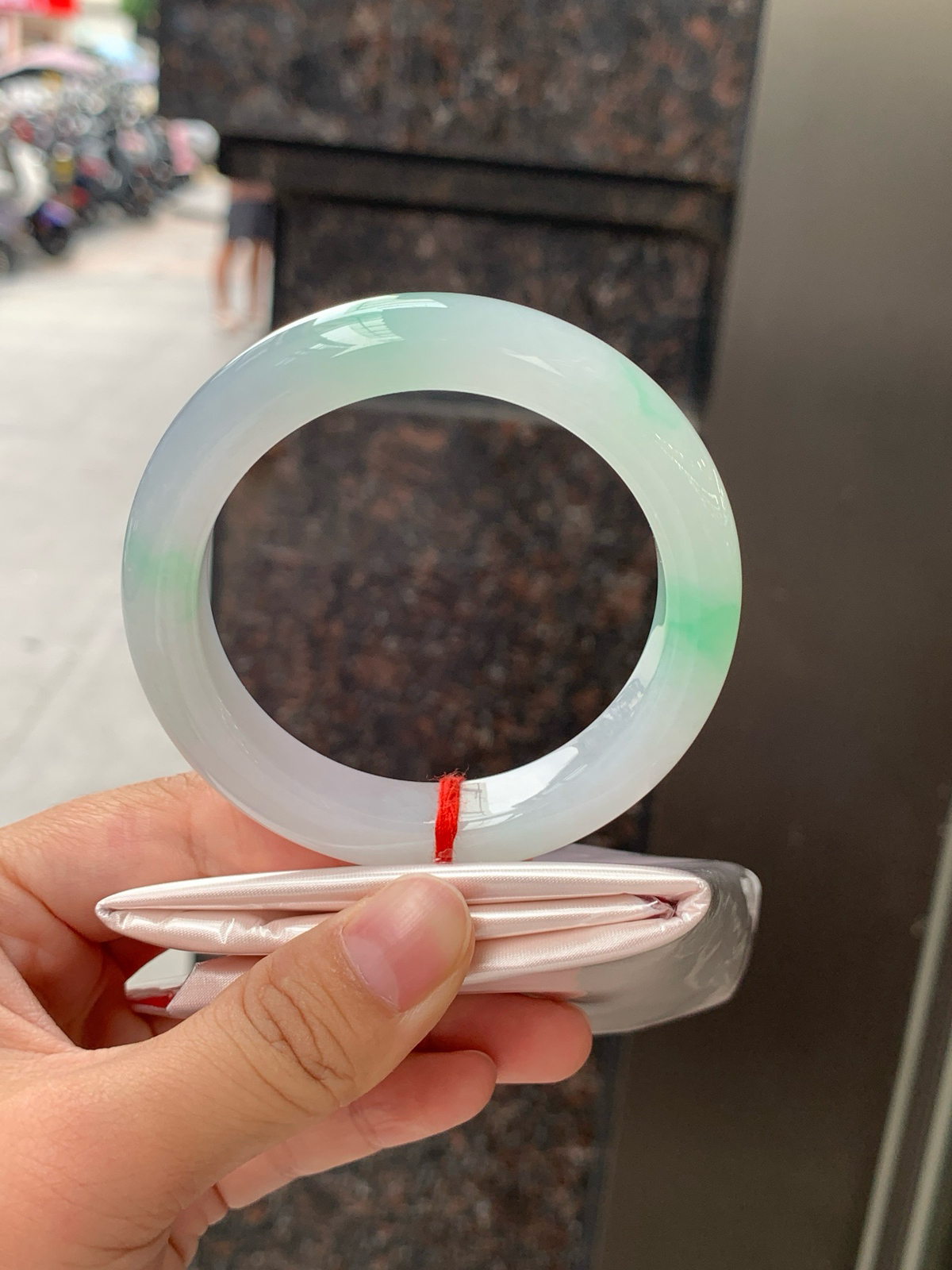 55.2-12.1-9
经典永不过时的白底青，白底细润干净，色阳种细，上手显白提气色，性价比之选。