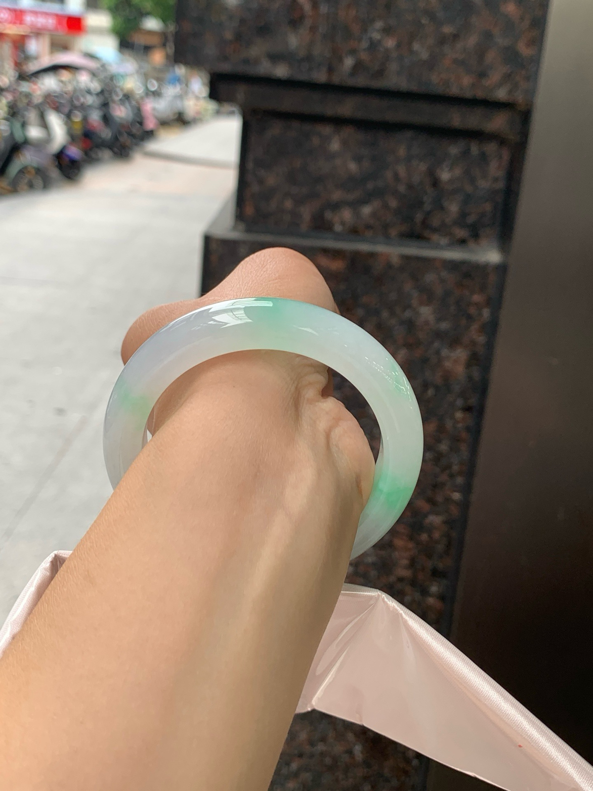 55.2-12.1-9
经典永不过时的白底青，白底细润干净，色阳种细，上手显白提气色，性价比之选。