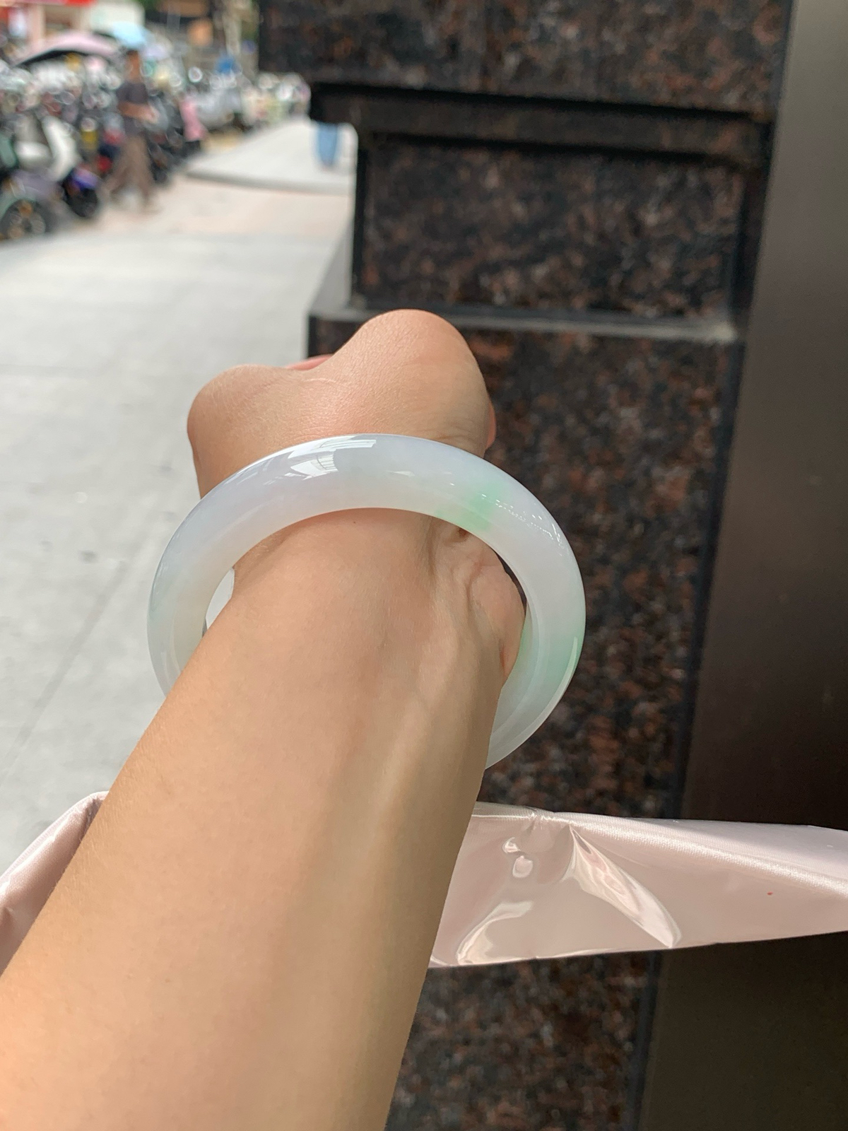 55.2-12.1-9
经典永不过时的白底青，白底细润干净，色阳种细，上手显白提气色，性价比之选。