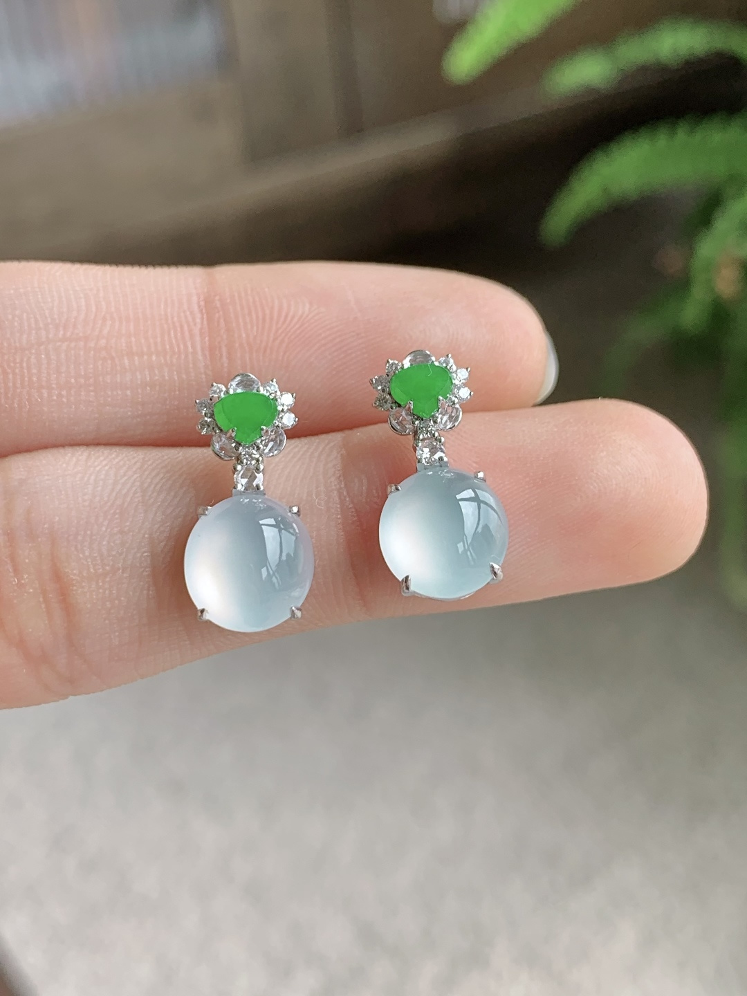 白冰蛋面耳钉,18k金镶嵌,无裂,性比高,17.4-8.4-5.4,8.7-8.4-3.8,3克