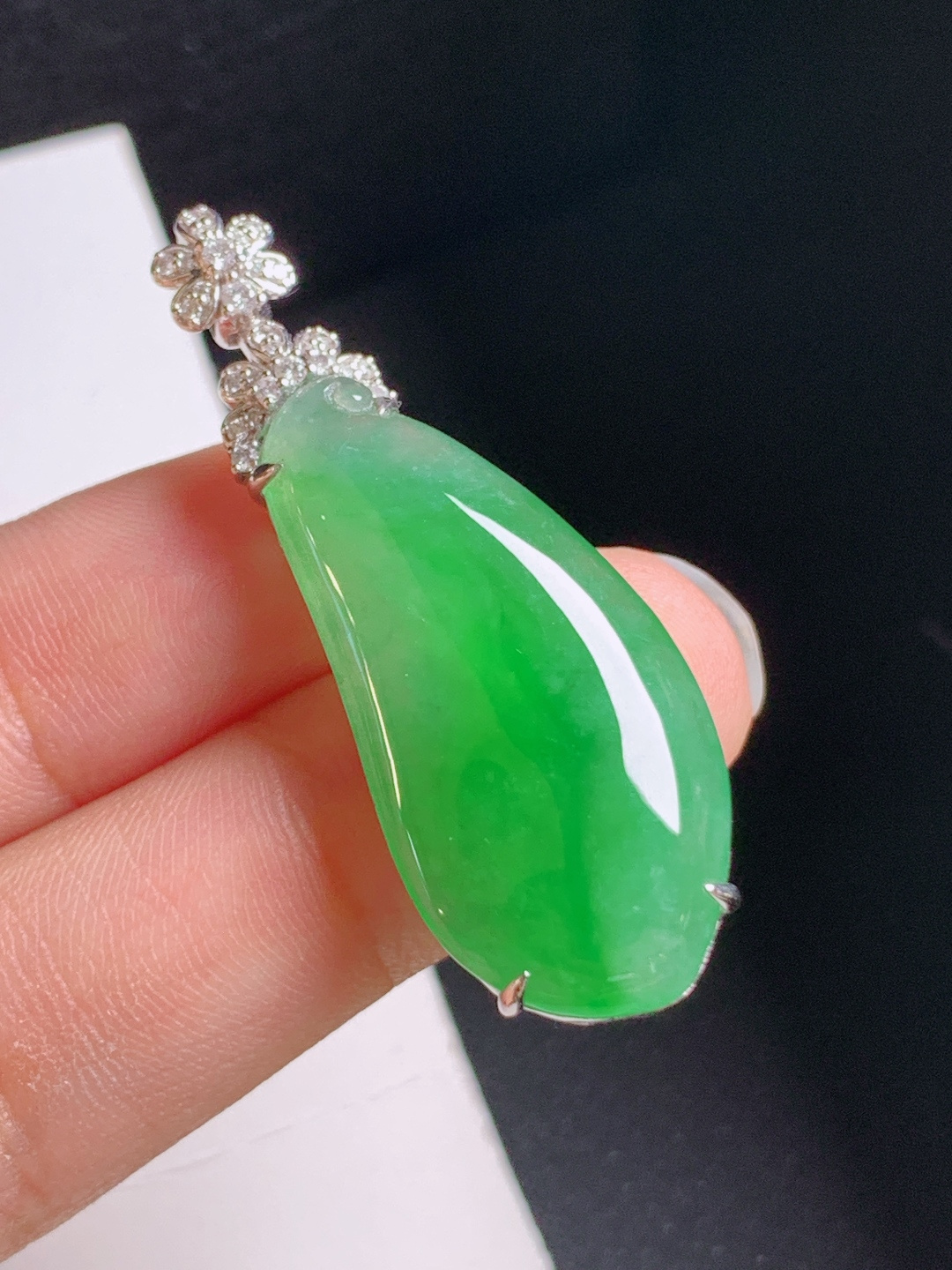 冰阳绿福瓜吊坠，水润饱满，色泽明媚，福气满满