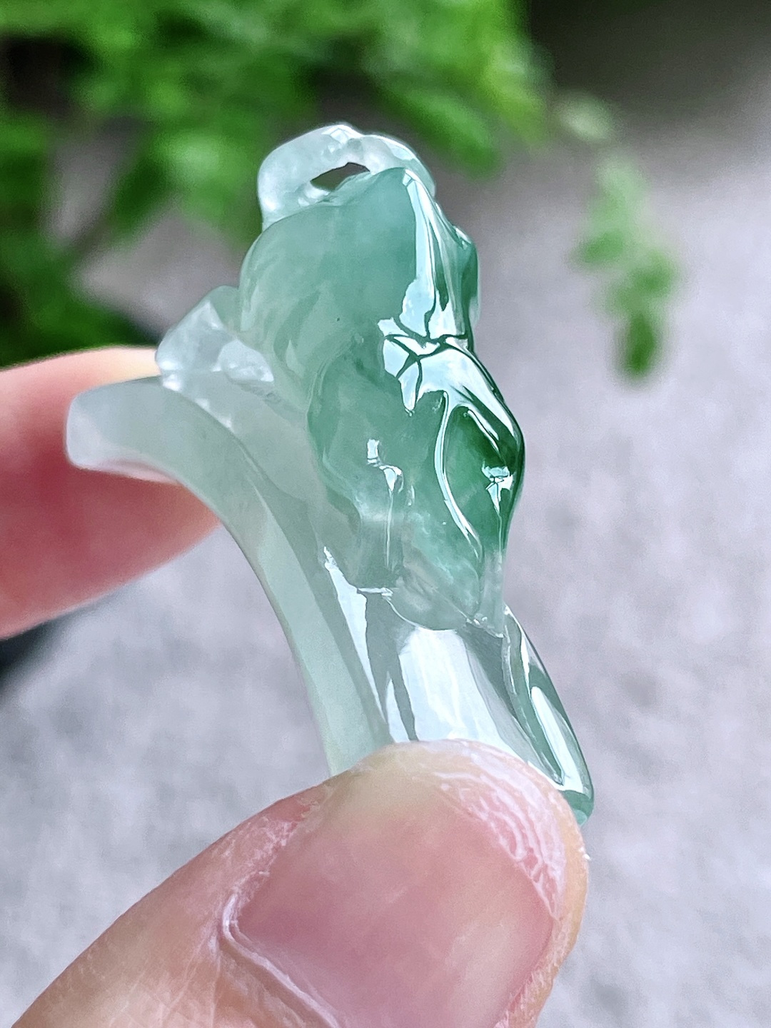 【裸石】冰飘绿花生肖牛手牌【说明】缅料 无裂 性比高 立体飘花【尺寸】46.4-20.2-13【重量】17.7克