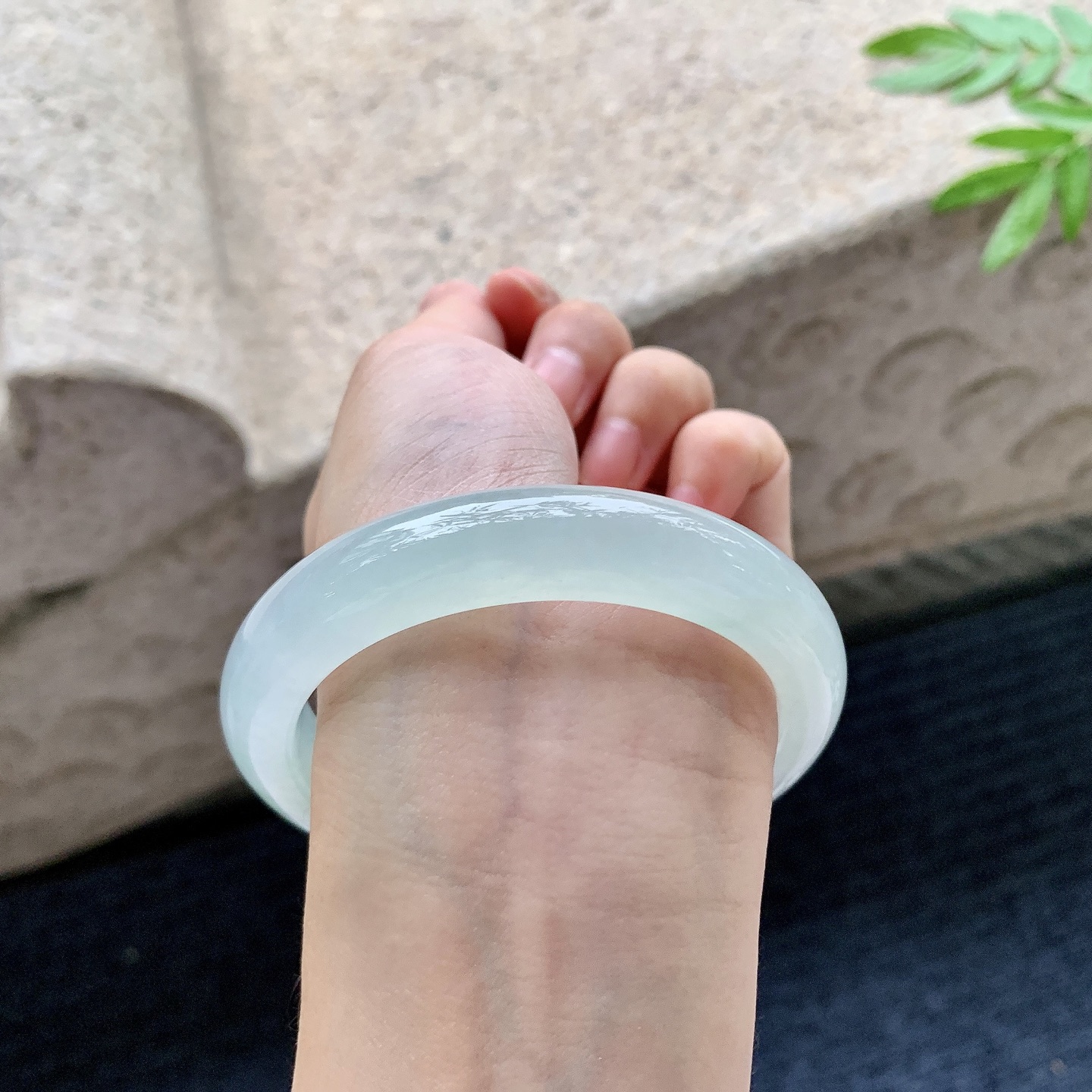 正圈56 57，冰糯晴底飘花，水润，种老，细腻，无裂。