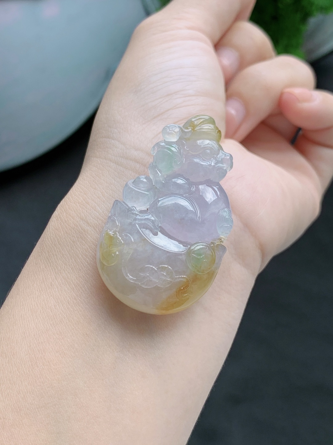 冰飘黄翡生肖猪牌吊坠,性比高,超厚
