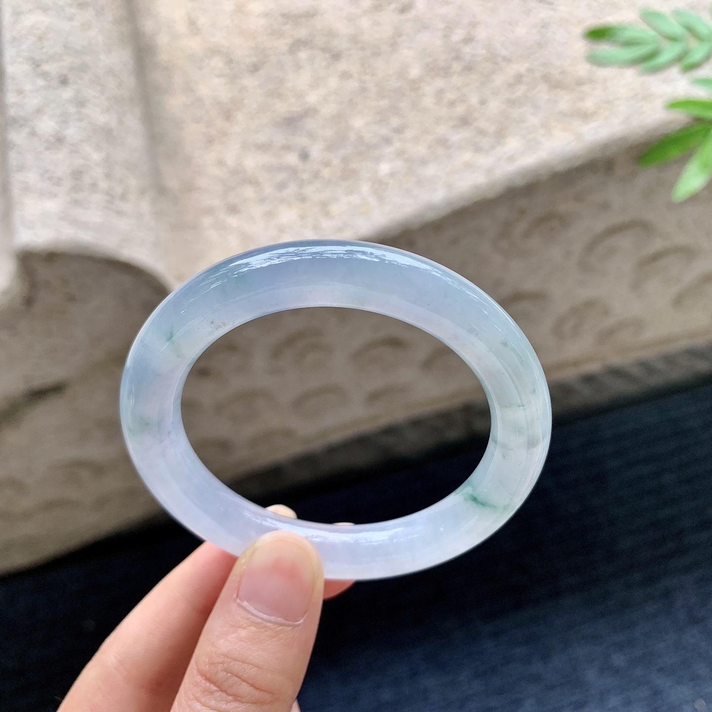 圆条49 50,圈口50.3/9.7/9.3,编码B2082776,糯冰飘花，水润，种老，细腻，有纹线