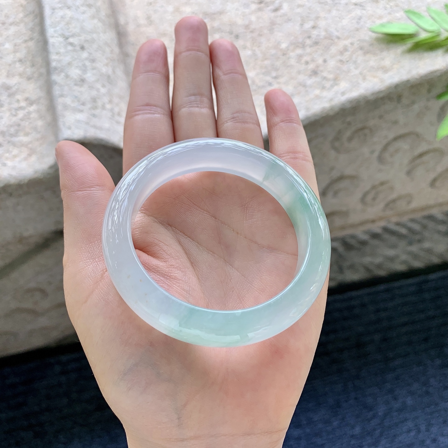 正圈52 53,圈口53.7/12/8.4,编码BA082880,描述冰糯飘绿，水润，种老，细腻，无裂