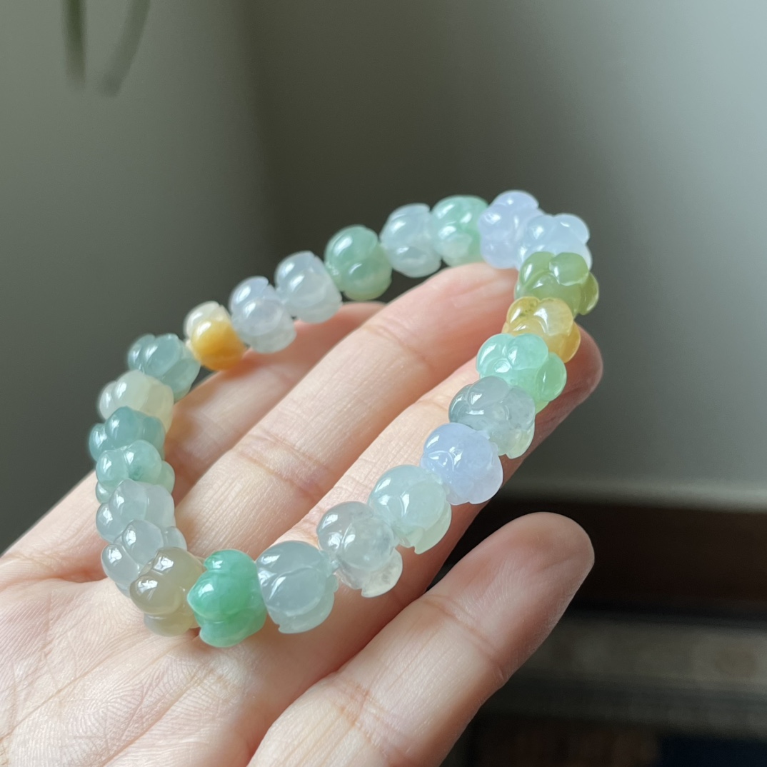 2号，冰种大莲蓬珠手链，种水好，颗颗精挑细选，饱满厚庄，颜色丰富多彩，冰透，尺寸10.3×7.2