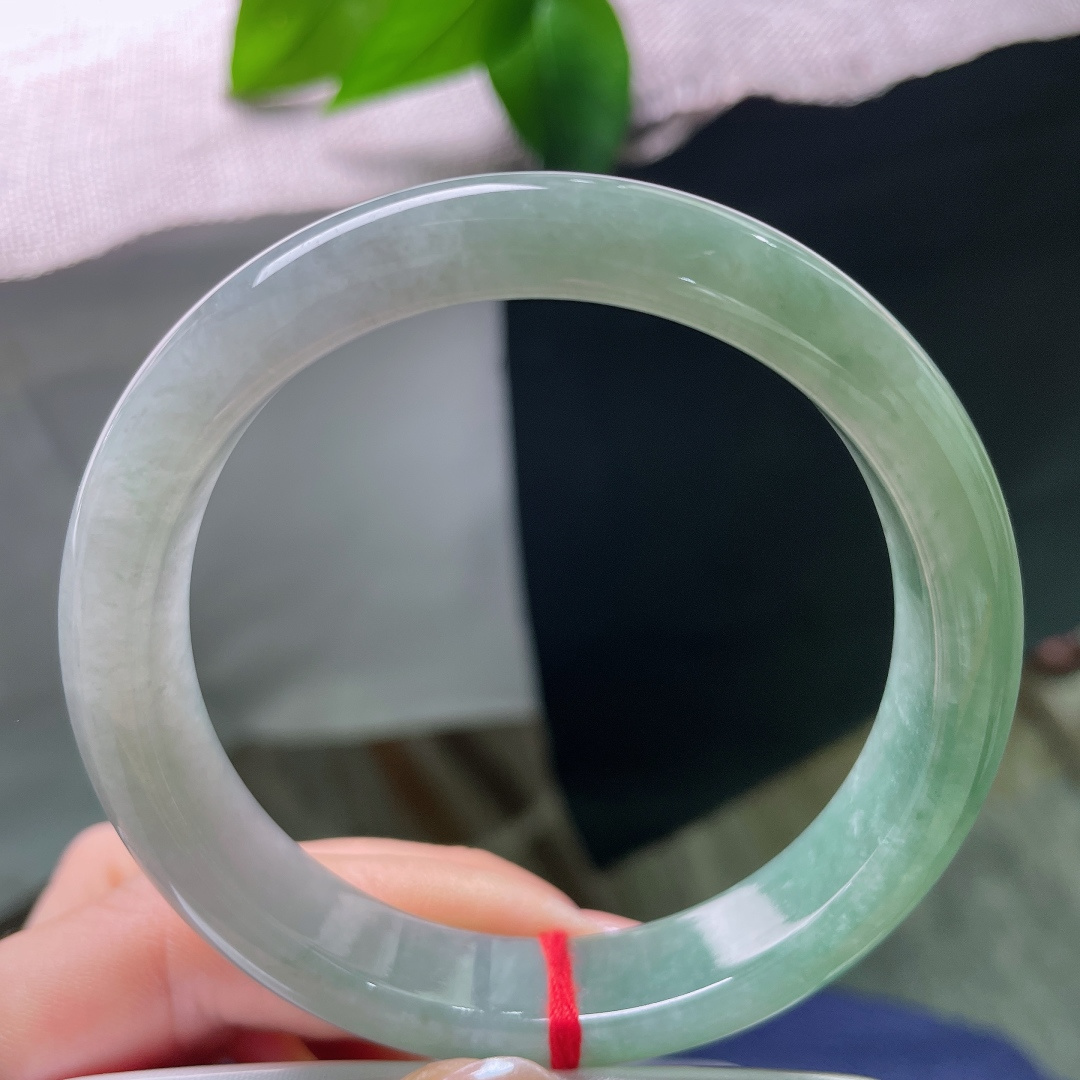 58.7/12.3/8.3，油青正圈，一点皮纹，水润细腻，色泽匀净柔和，内敛沉静，属于百搭耐看的日常