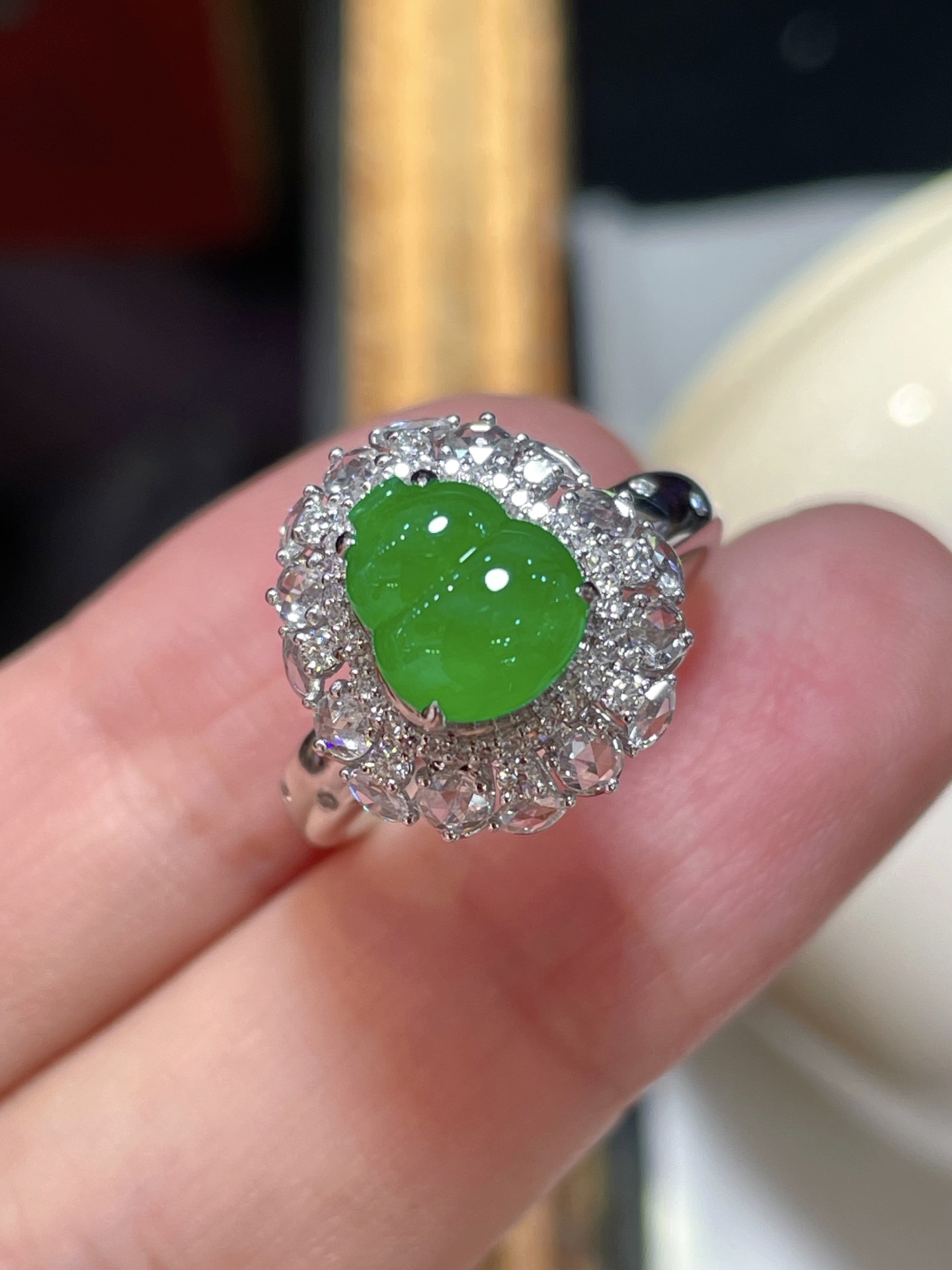 ️性比高冰满绿葫芦戒指，料子水润通透，种老起光。18k金镶嵌，非常时尚好看，14.9-13.7-11.2