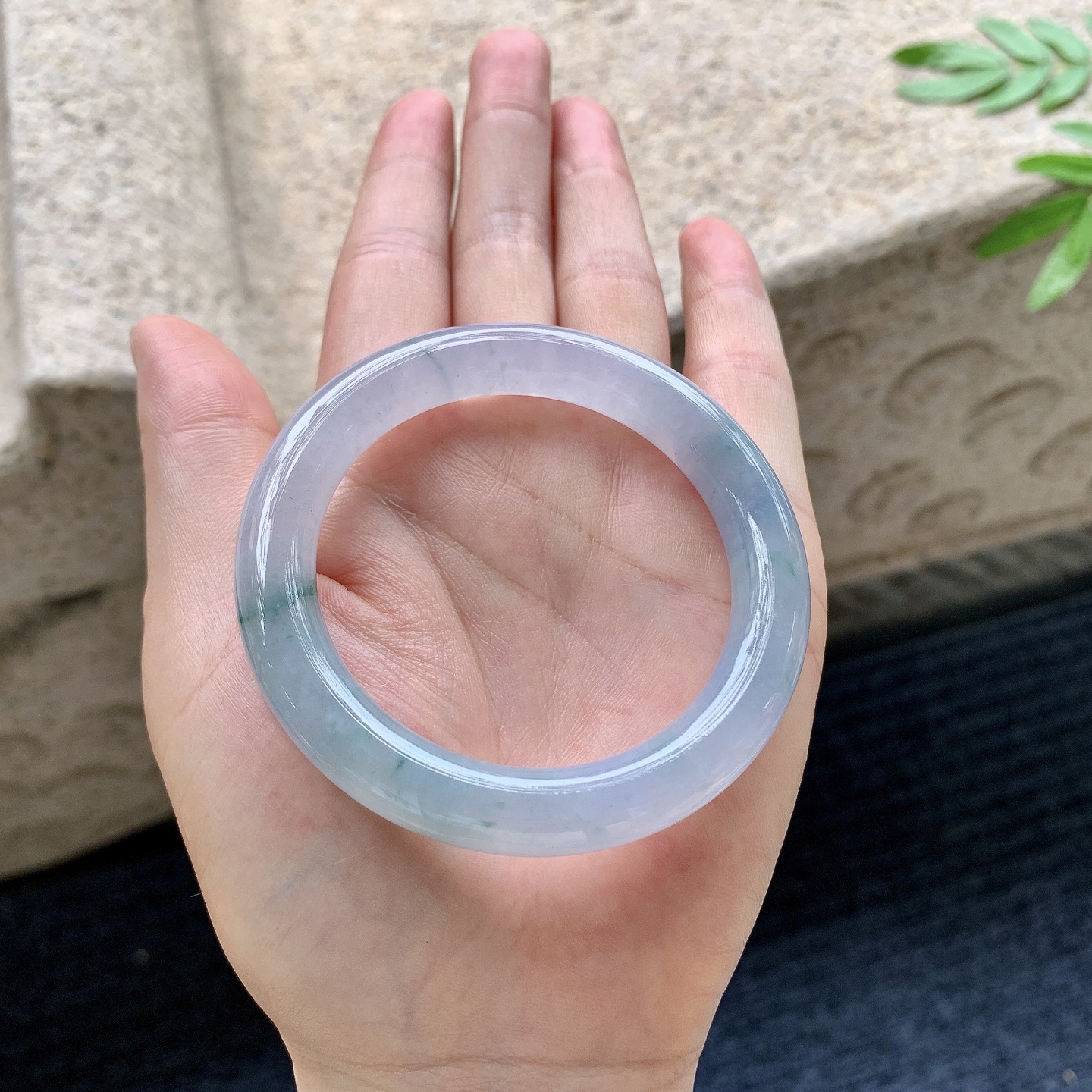 圆条49 50,圈口50.3/9.7/9.3,编码B2082776,糯冰飘花，水润，种老，细腻，有纹线