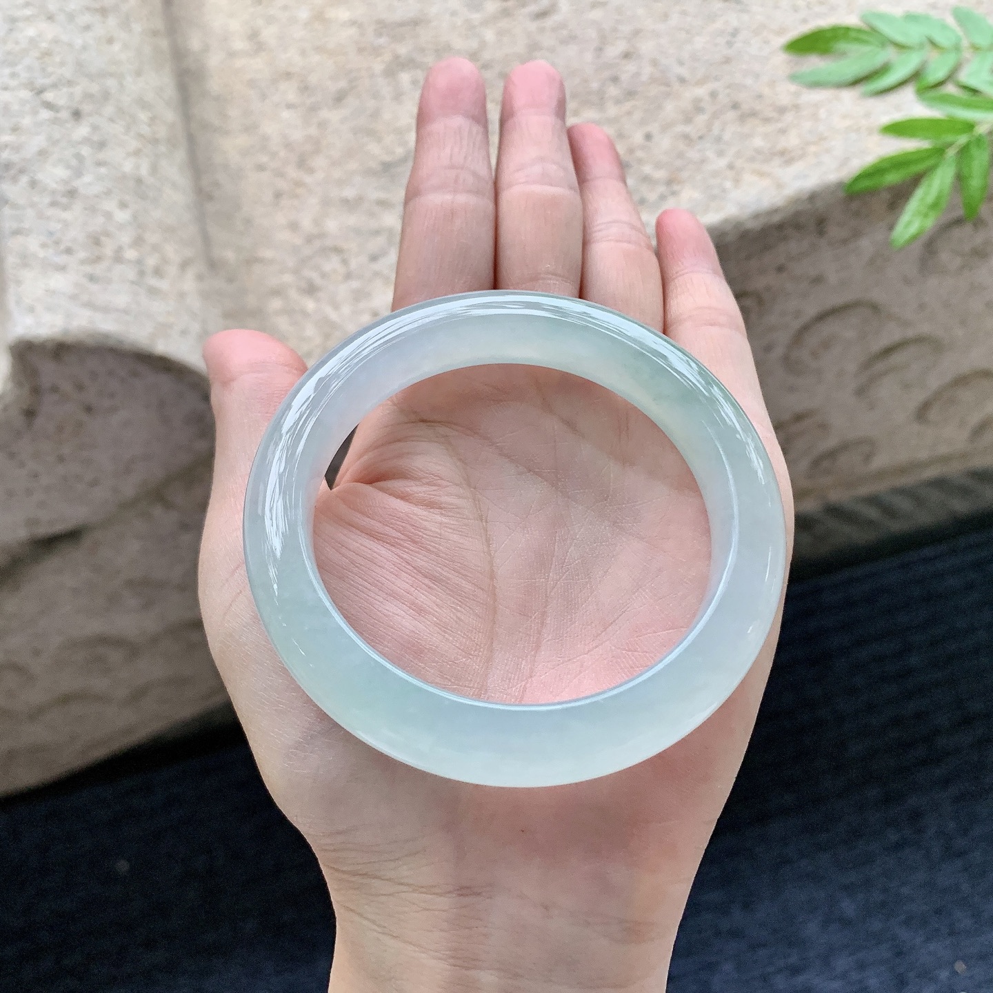 正圈56 57，冰糯晴底飘花，水润，种老，细腻，无裂。