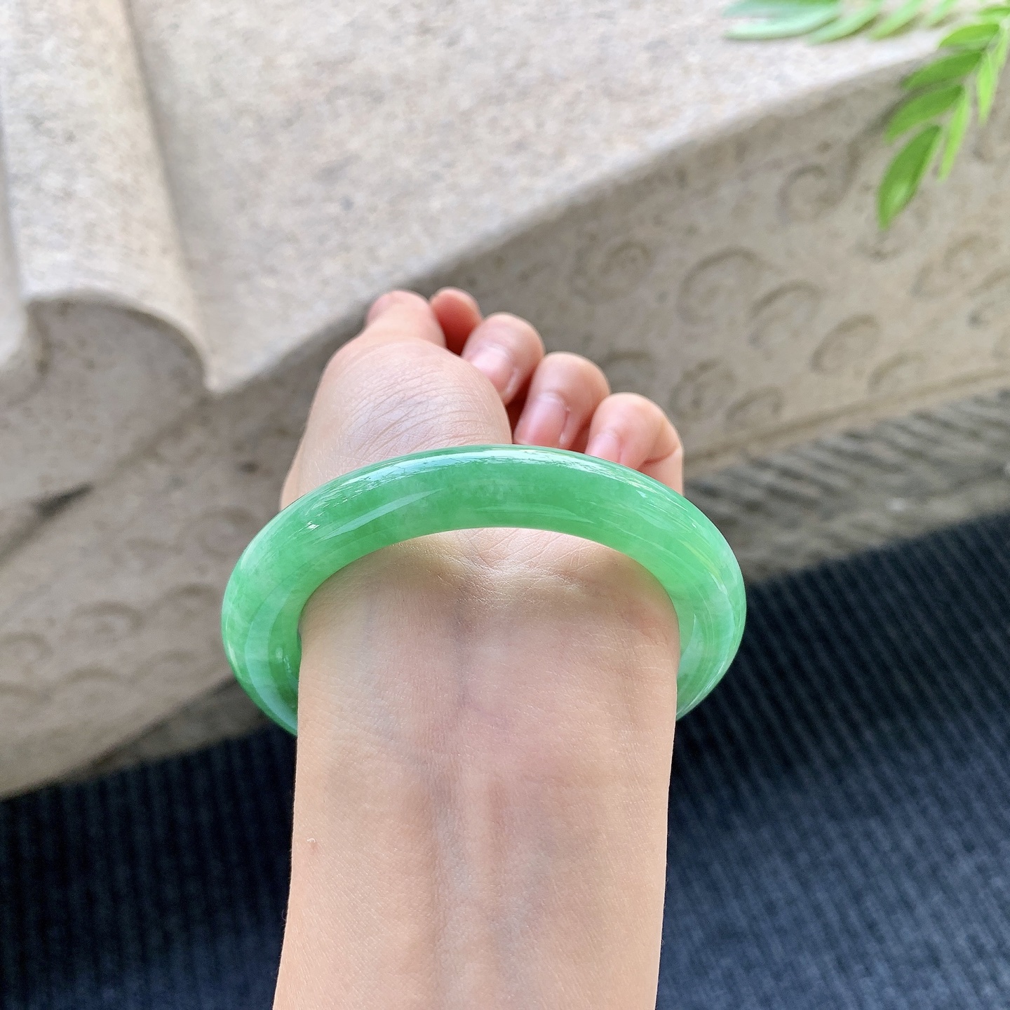 圆条54 55，圈口55.7/10.4/10.7，编码WW082872，冰糯阳绿，水润，种老，细腻，打灯有絮线
