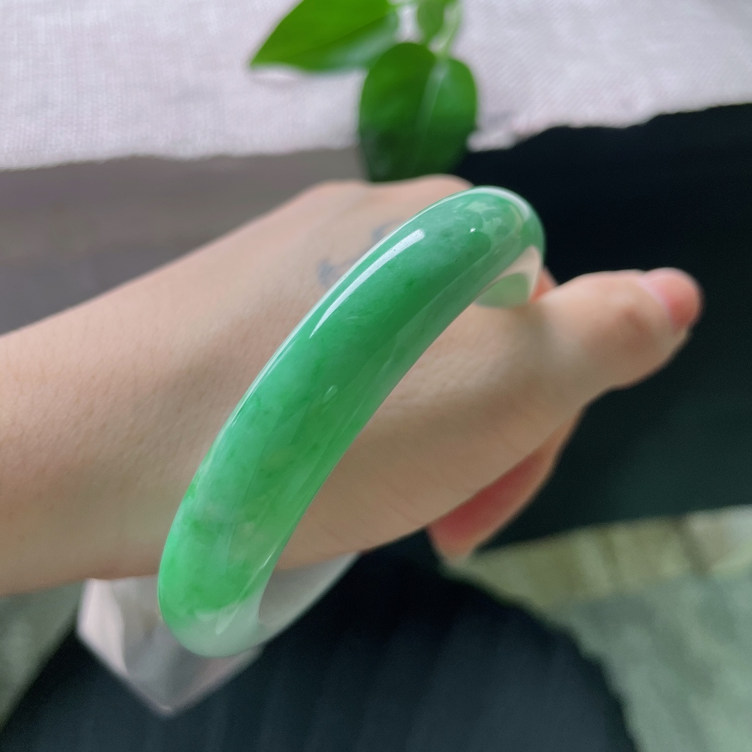 58.8/12.3/8.4，绿底正圈，青山绿水，腕间的金山银山，水润，细腻，佩戴贵气，皮纹，56675a