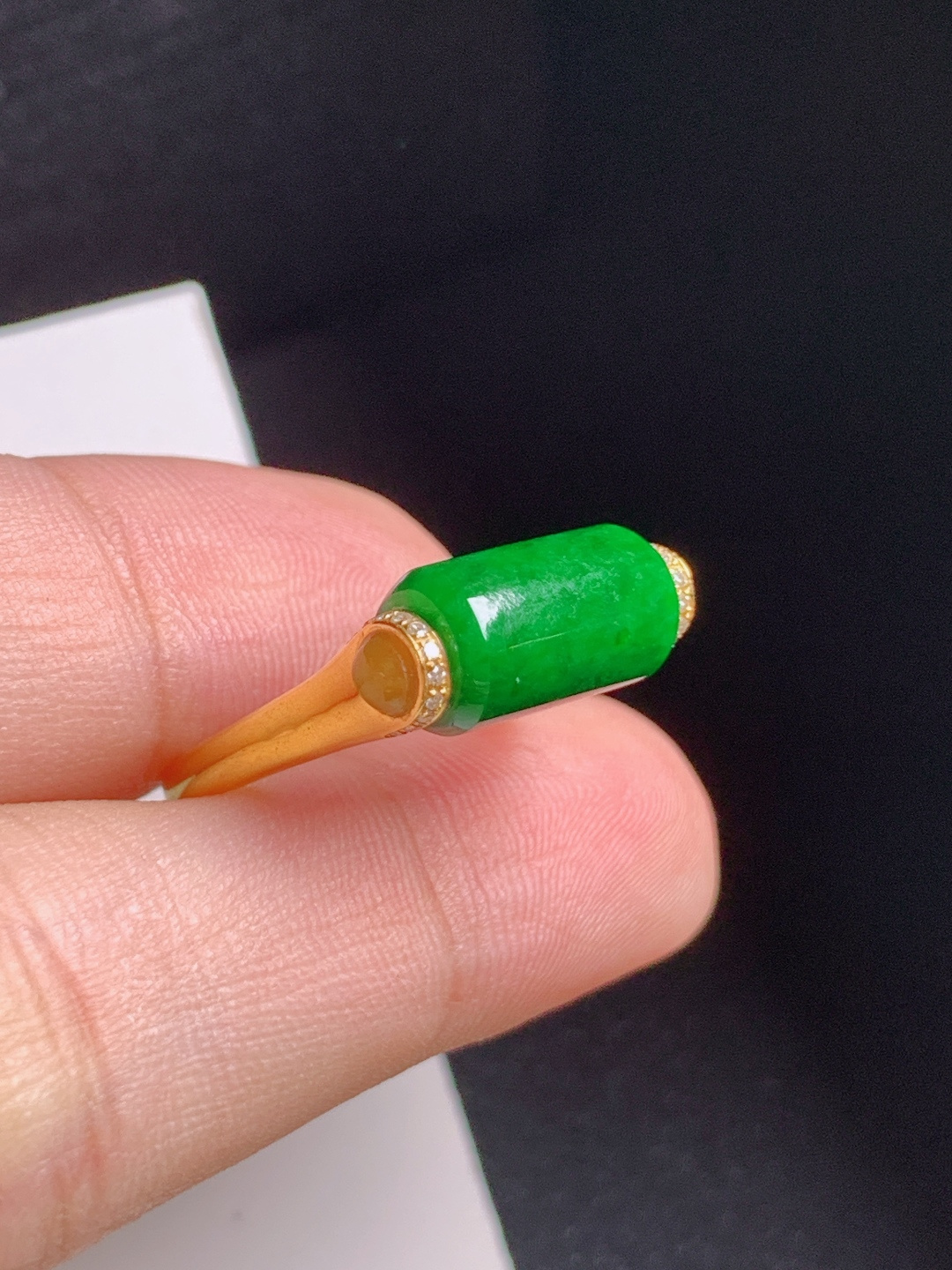 满绿路路通戒指，色泽浓郁，简约利落，气场十足