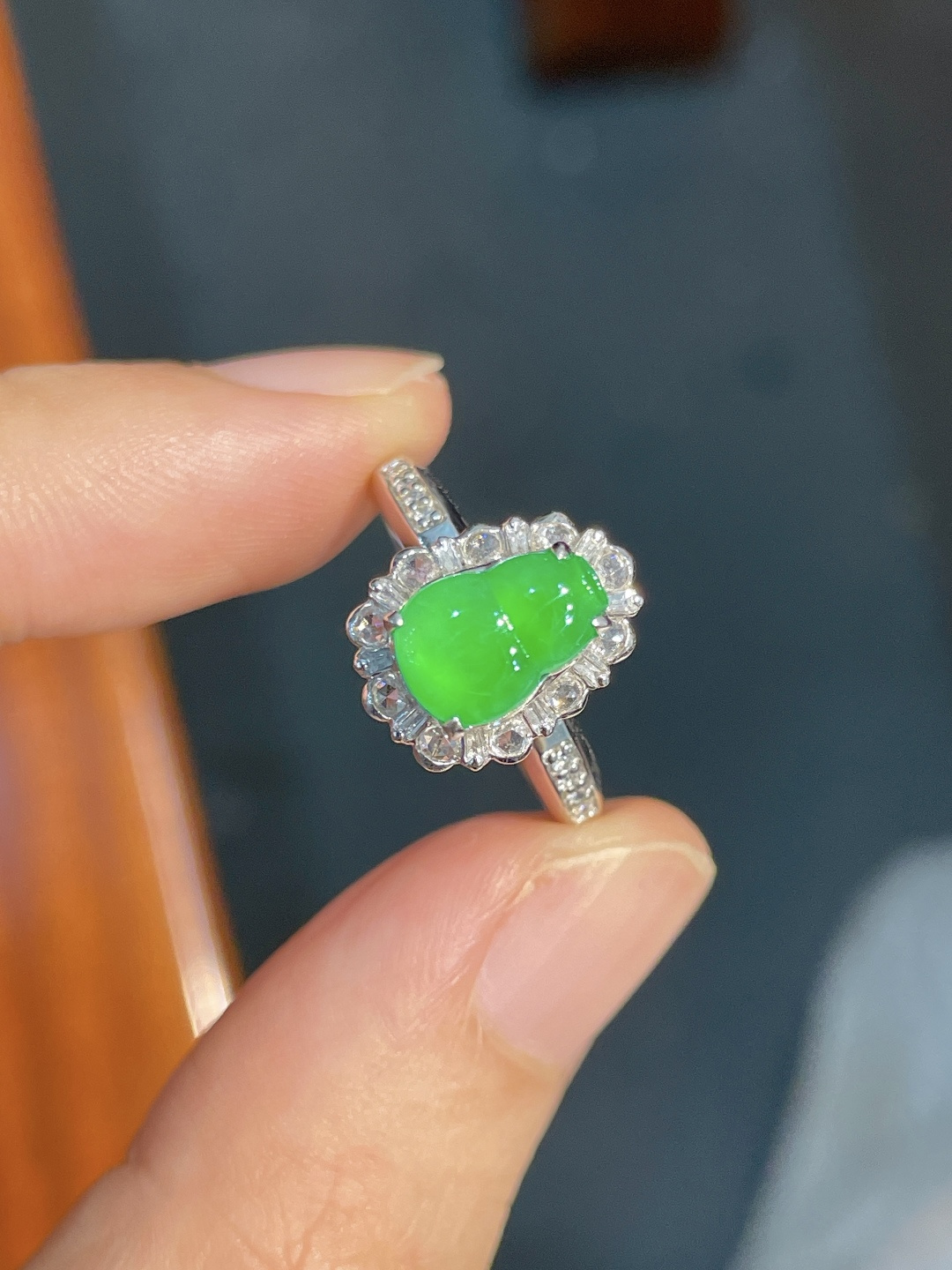 阳绿葫芦戒指,18k金镶嵌,强烈推荐，13-10.1-9