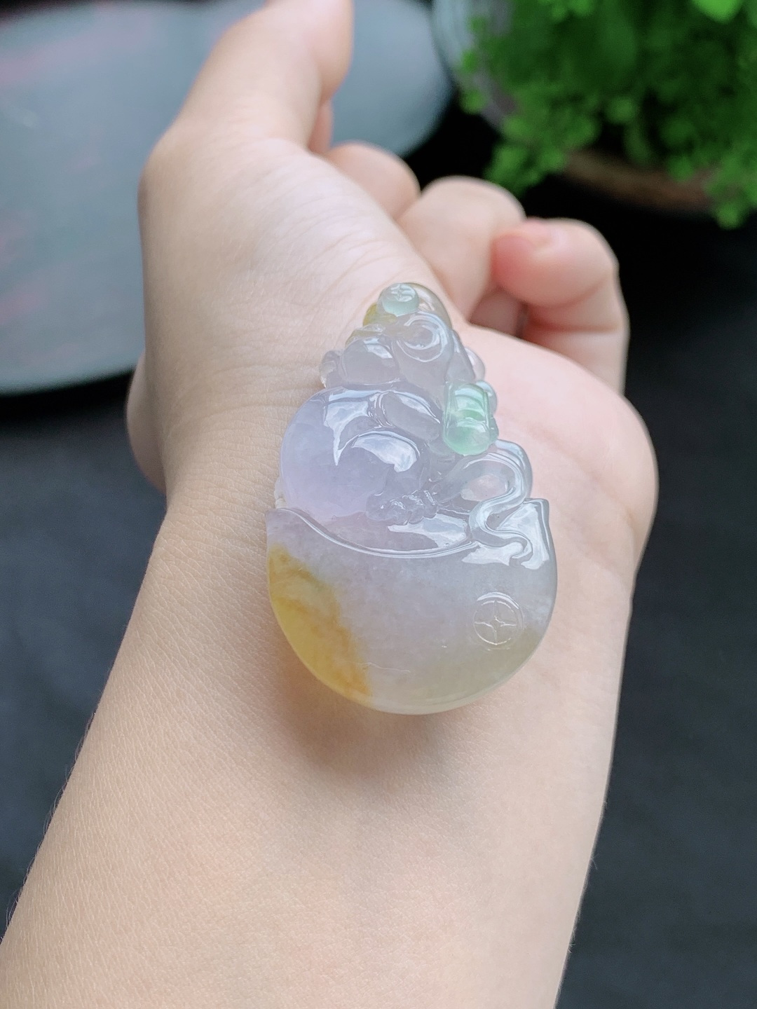 冰飘黄翡生肖猪牌吊坠,性比高,超厚