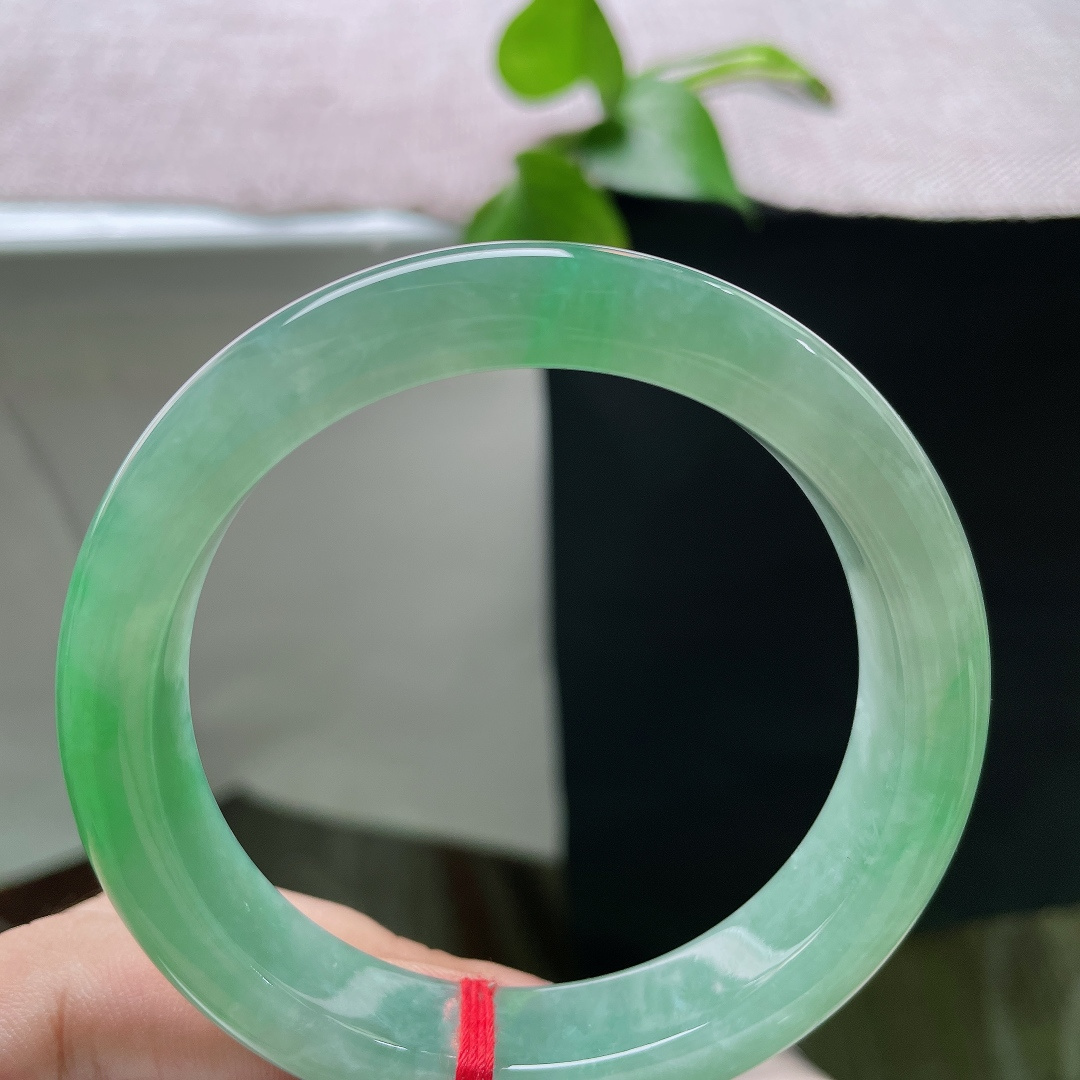 56/12.2/8.2，满色正圈，无裂，通体鲜翠通透起莹，盈盈光泽衬得华贵大气。ss56180a